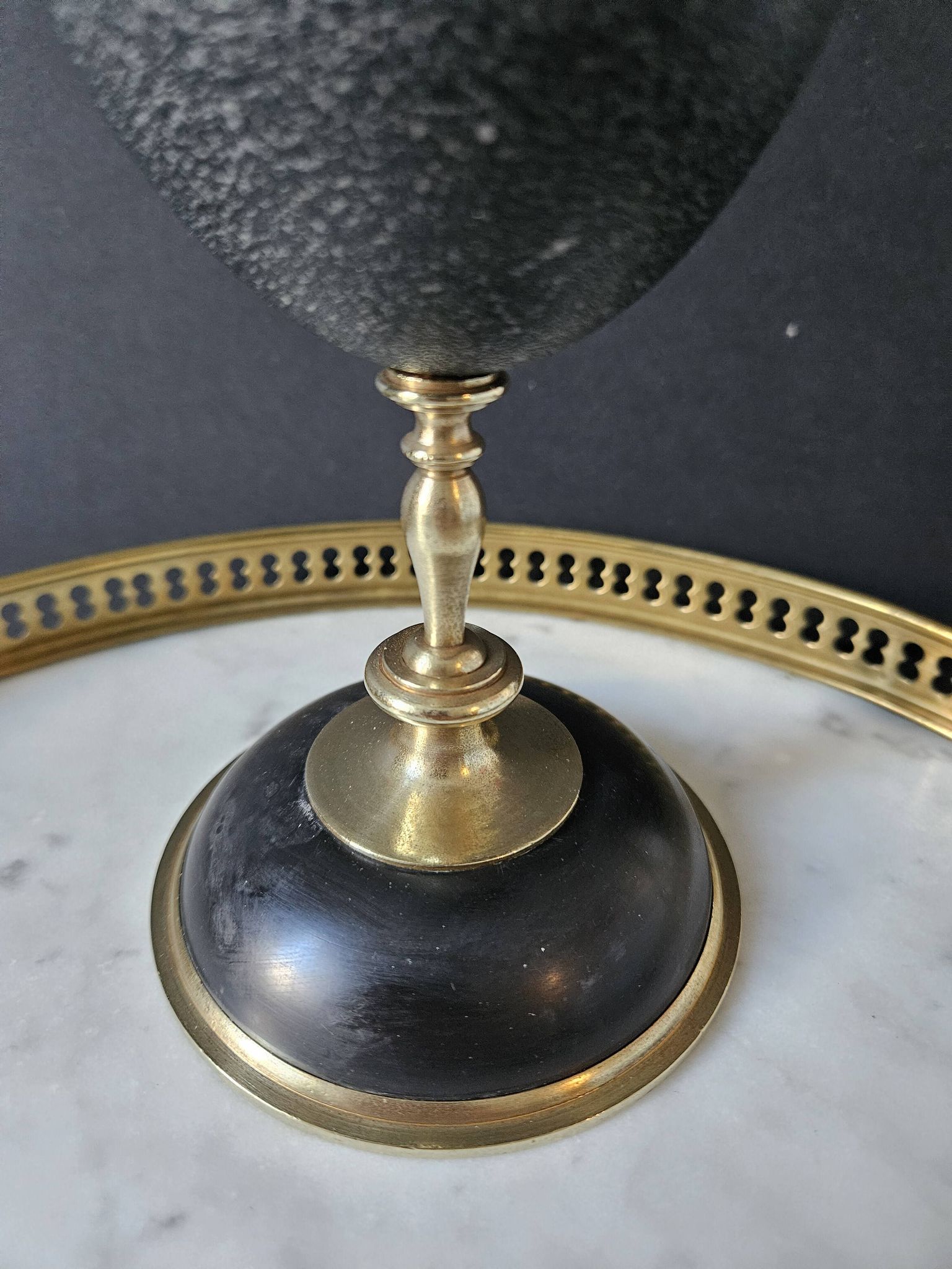 Oeuf d'Émeu, Socle Laiton et Marbre Noir (Début XXè) H : 21 cm | Curiosité