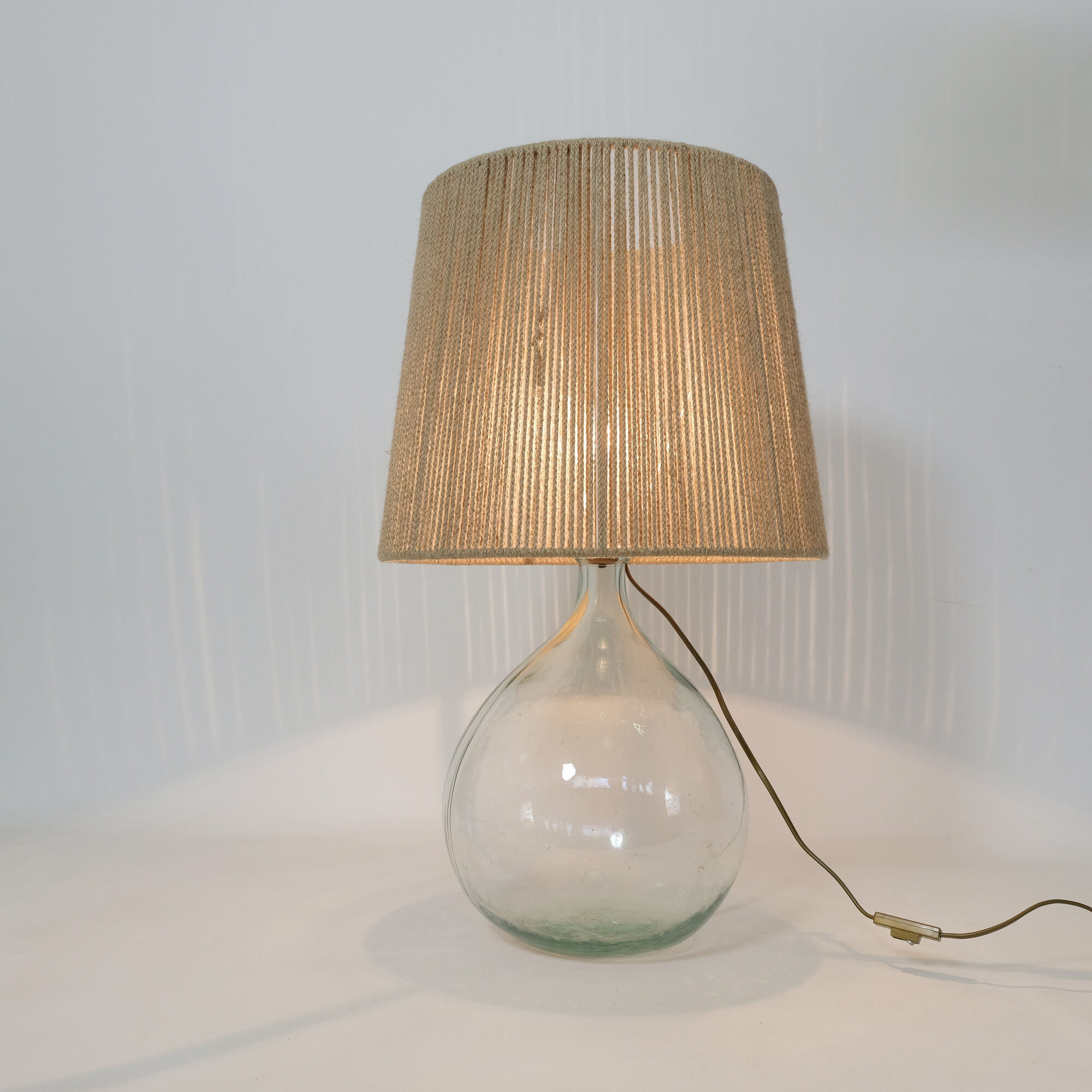 Table lamp from the 70s and 80s and its rope lampshade.