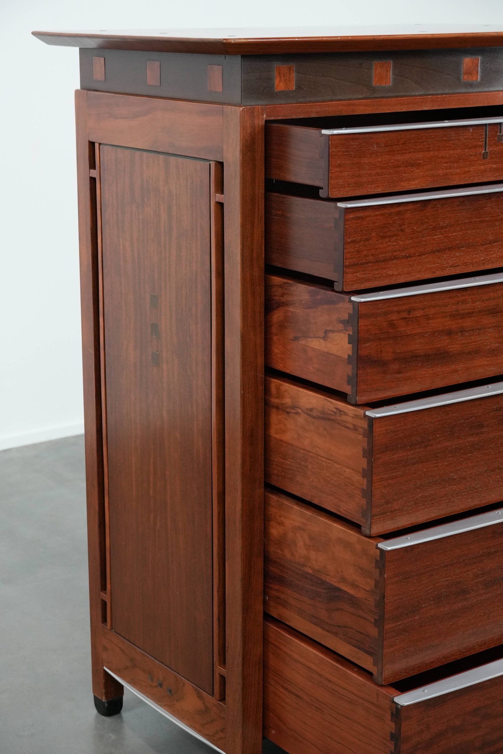 Art Deco design chest of drawers with 6 drawers and remarkable details