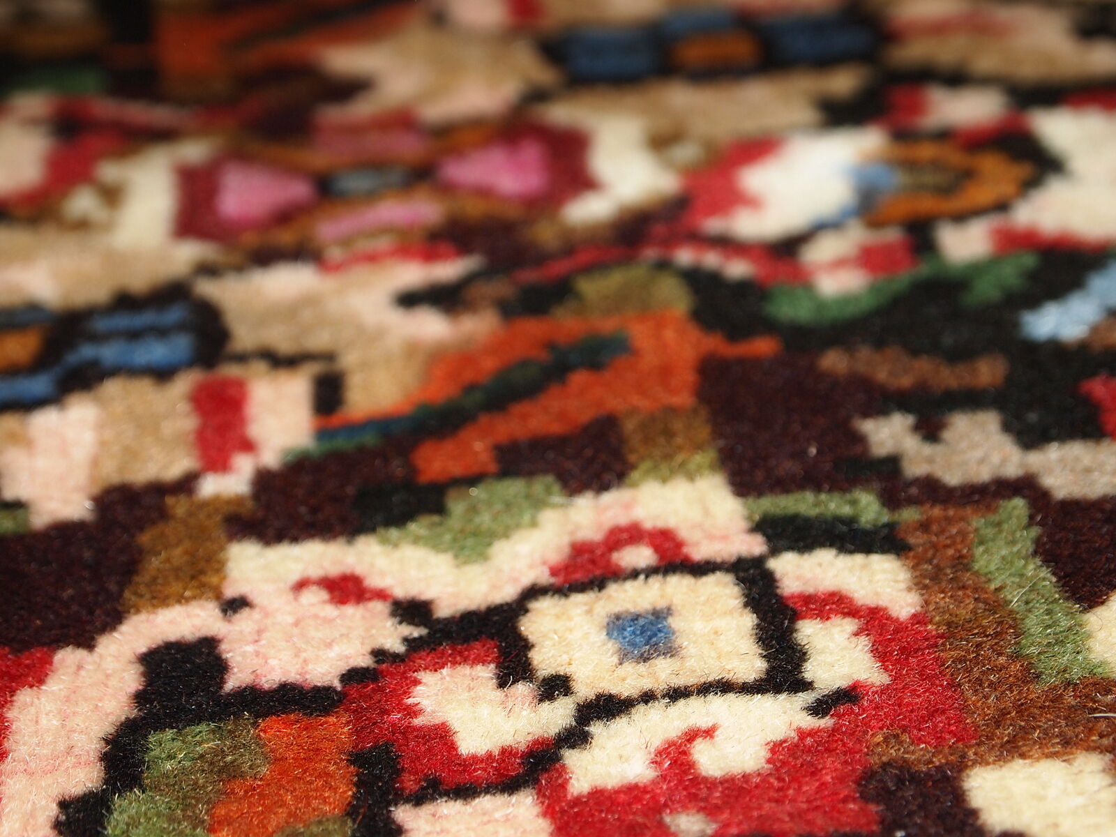 Carpet Persian Bahtiari 114cm x 152cm 1970 s