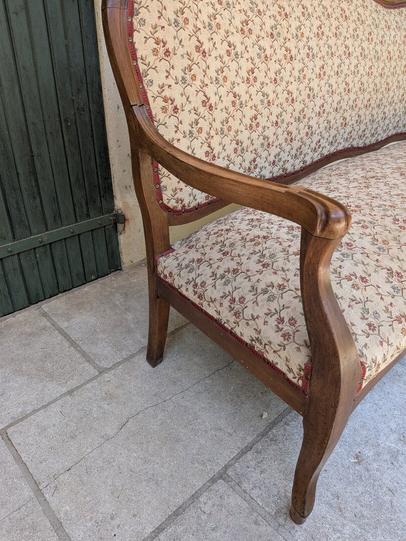 Moulded wooden bench with floral upholstery – Old-fashioned charm