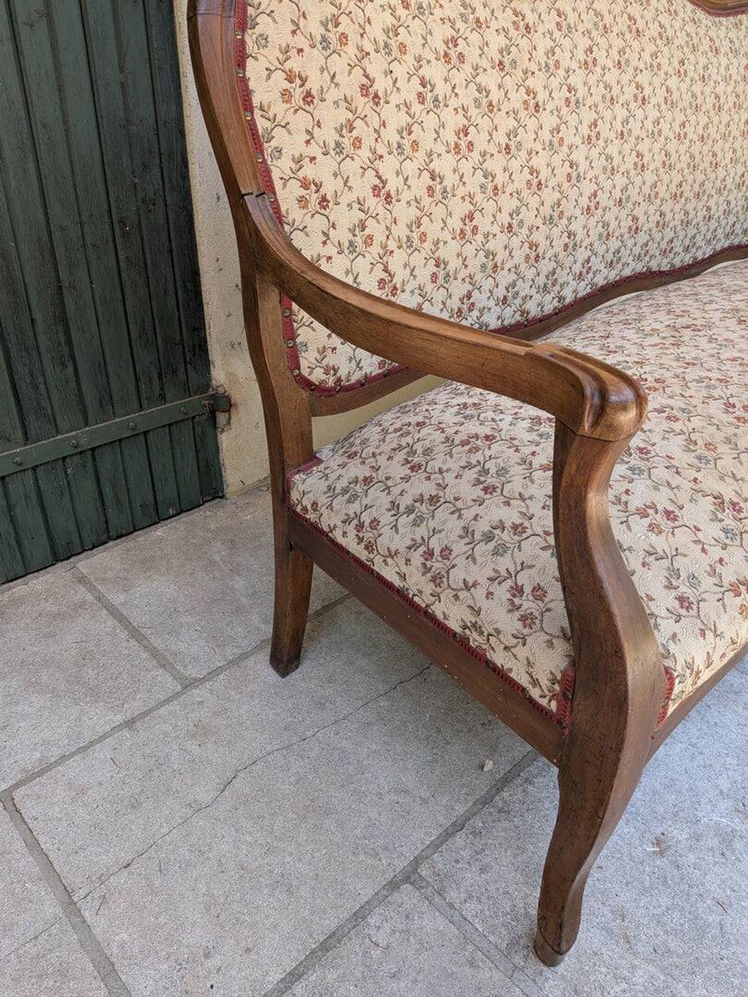 Moulded wooden bench with floral upholstery – Old-fashioned charm