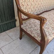 Moulded wooden bench with floral upholstery – Old-fashioned charm