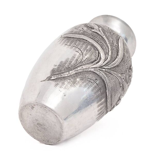 Vase Art Nouveau en étain