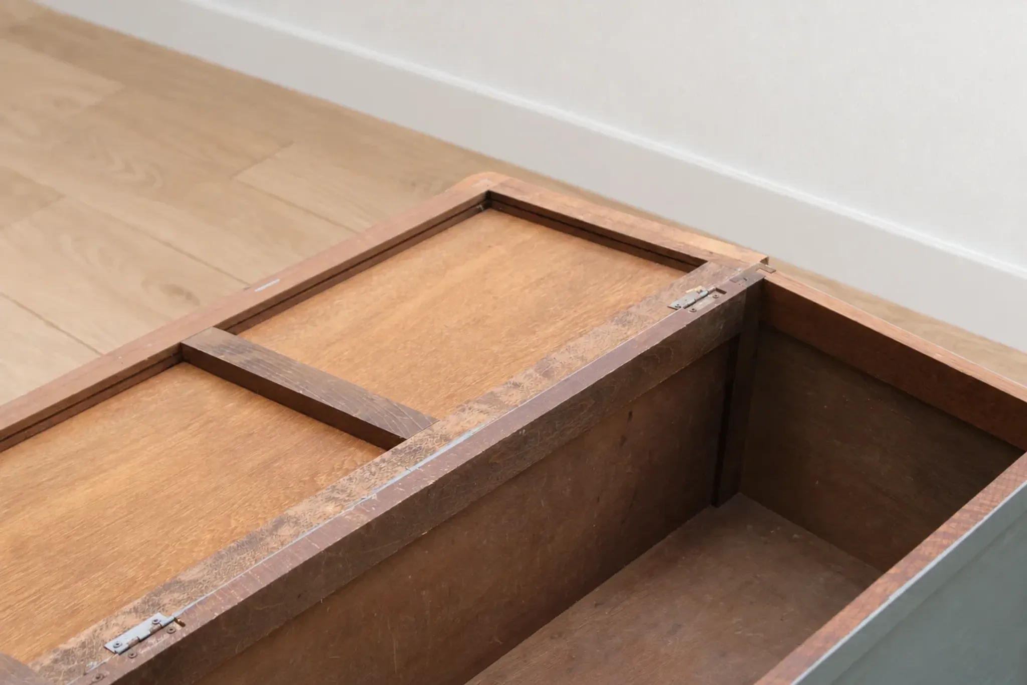 Renovated antique chest in grey-green – natural wood lid – vintage storage 90 cm