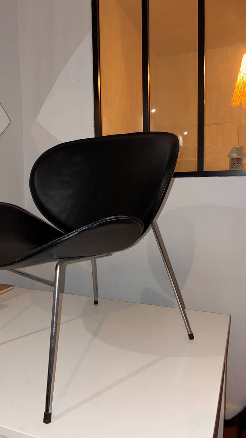 Fauteuil vintage design scandinave en cuir noir – style Arne Jacobsen