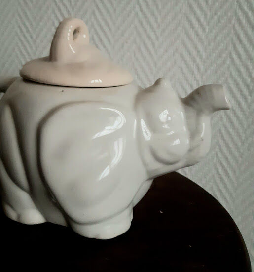 Théière vintage éléphant en céramique