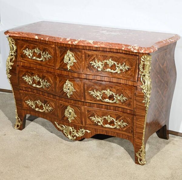 Commode Tombeau en Marqueterie de Bois de Violette, style Transition Louis XIV / Louis XV – 1ère Par
