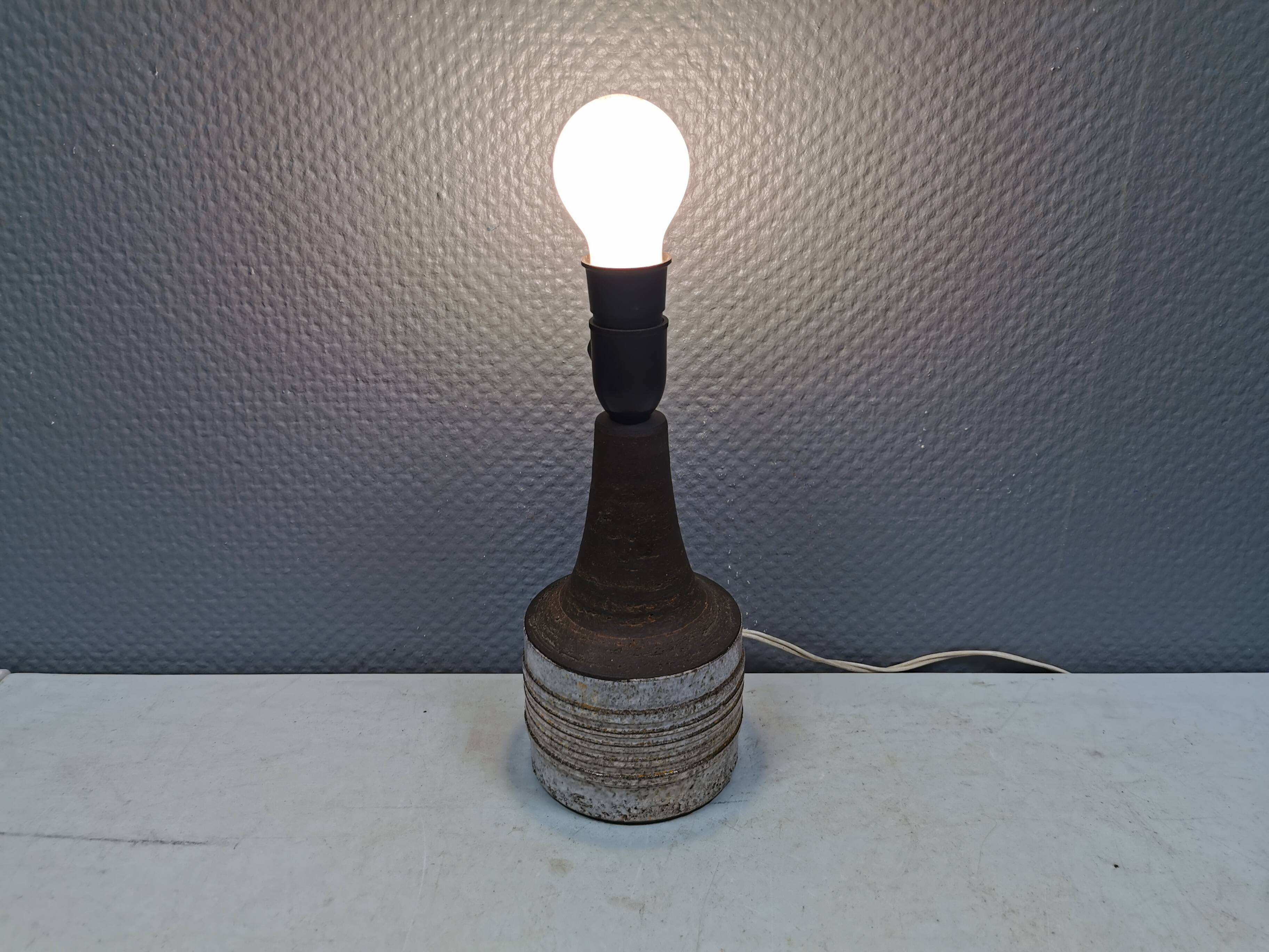 Ceramic table lamp, Danish, from the 1970s-80s. In earth tones.