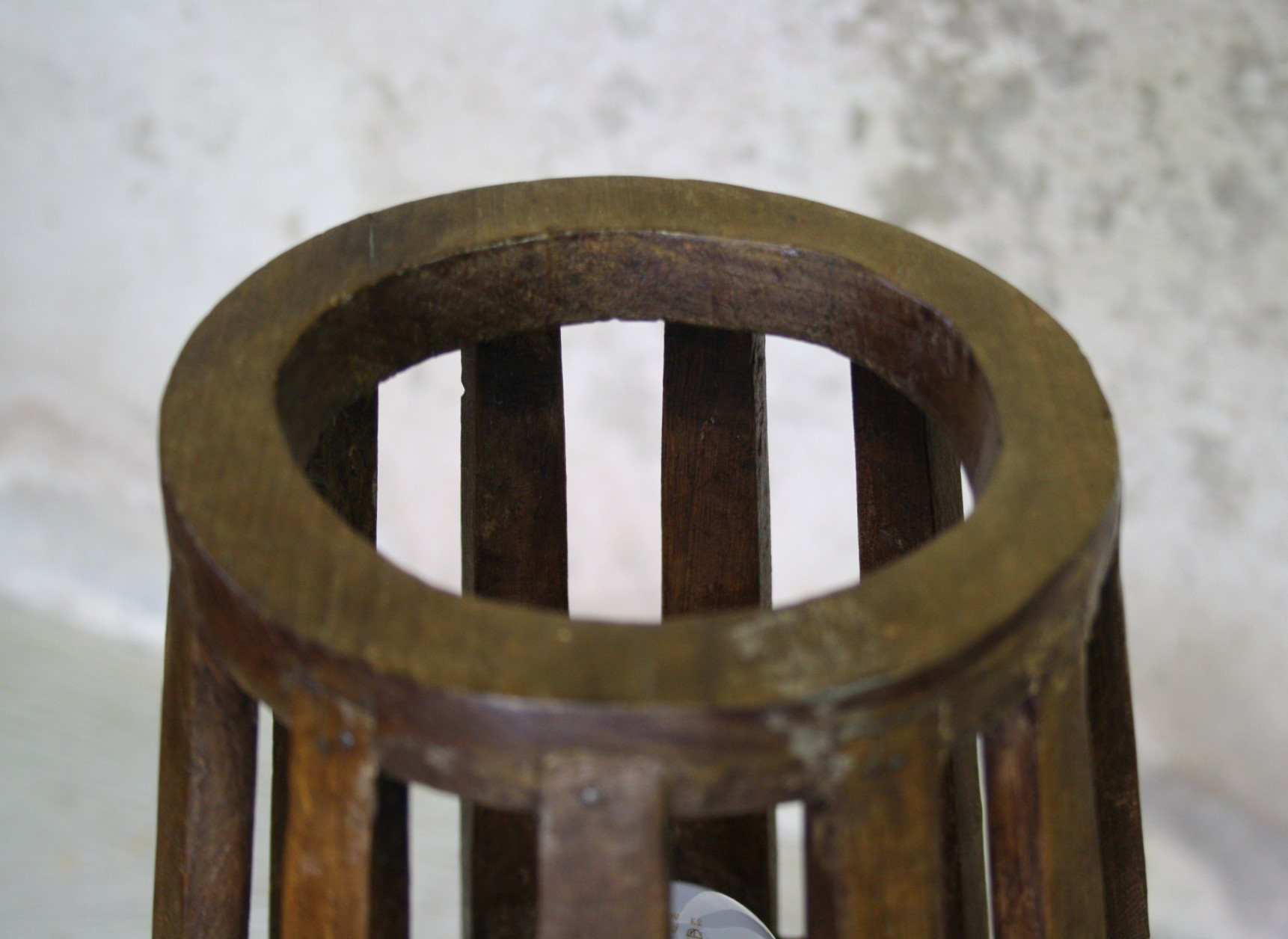 Press screw floor lamp