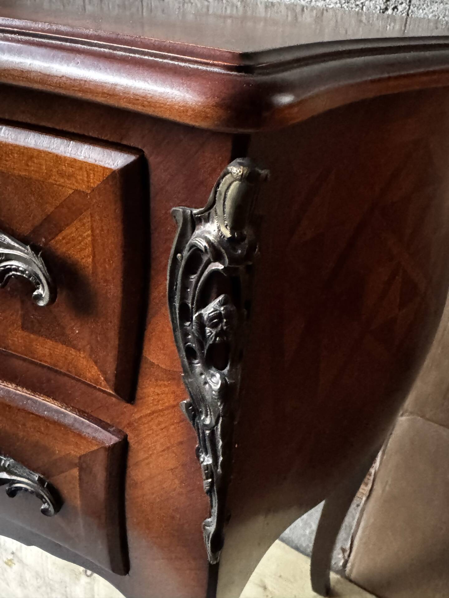Commode galbée