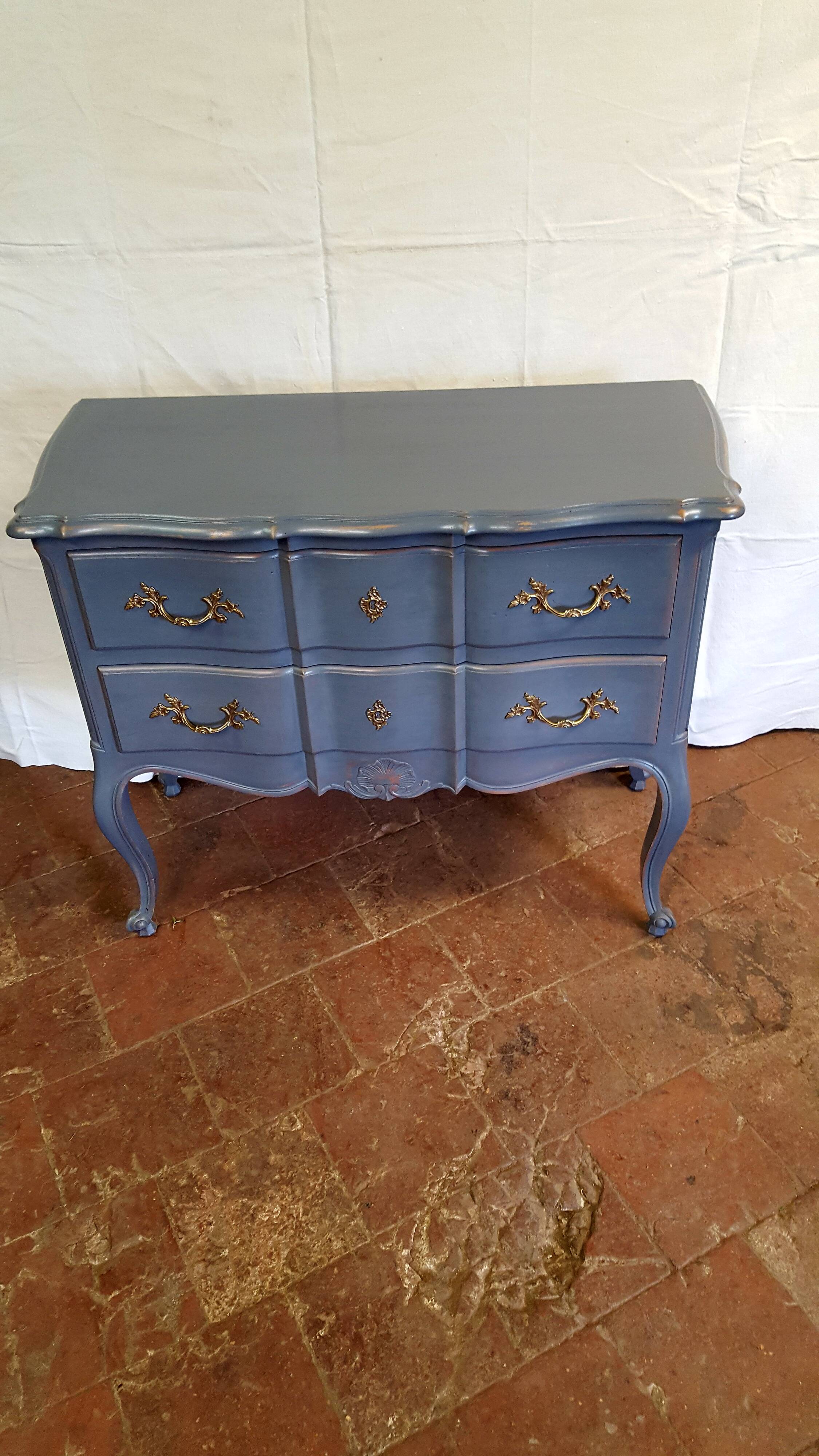 LOUIS XV-style jumping dresser