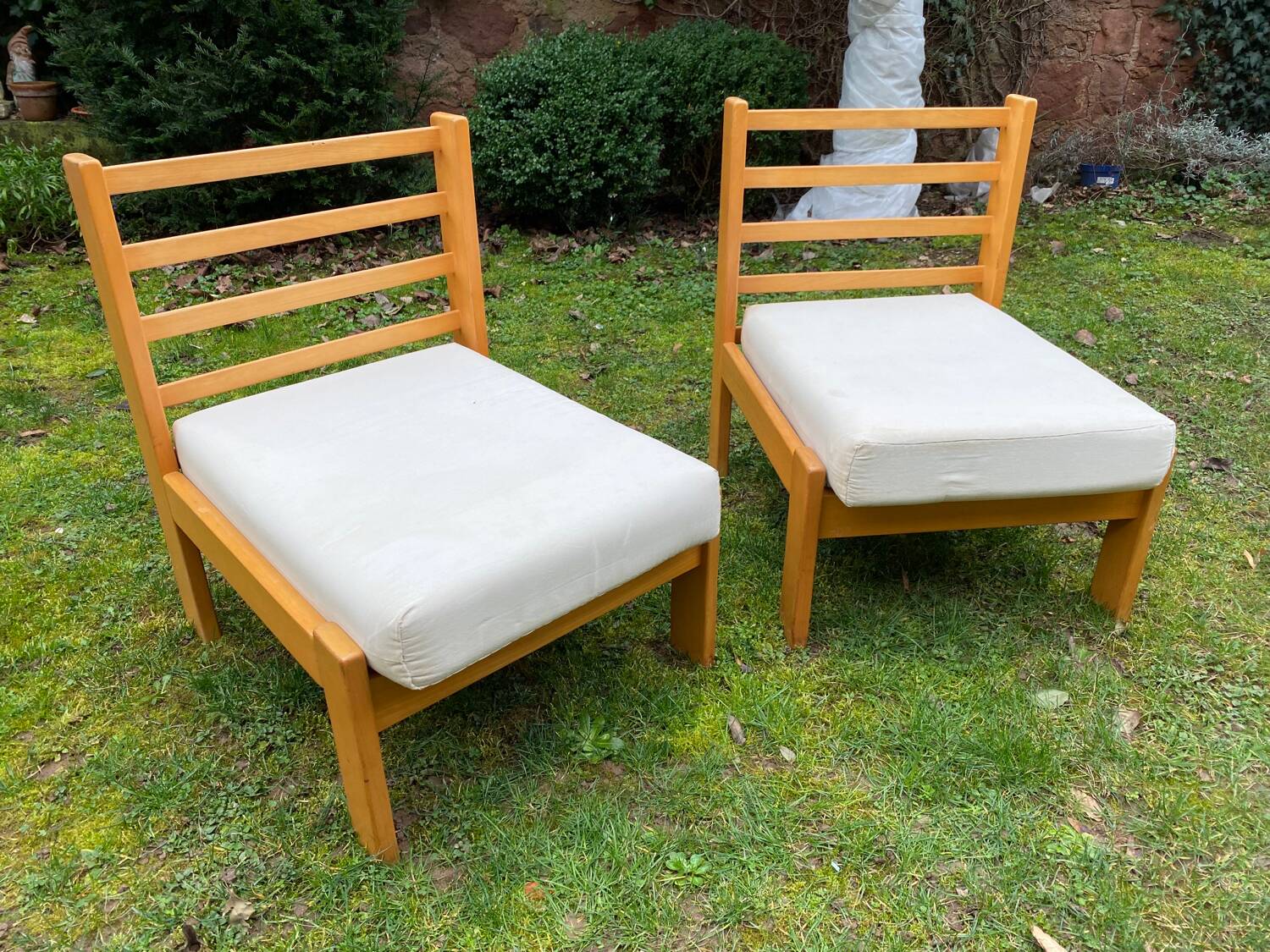 Pair of chalet-style lounge chairs in ecru cotton, circa 1960