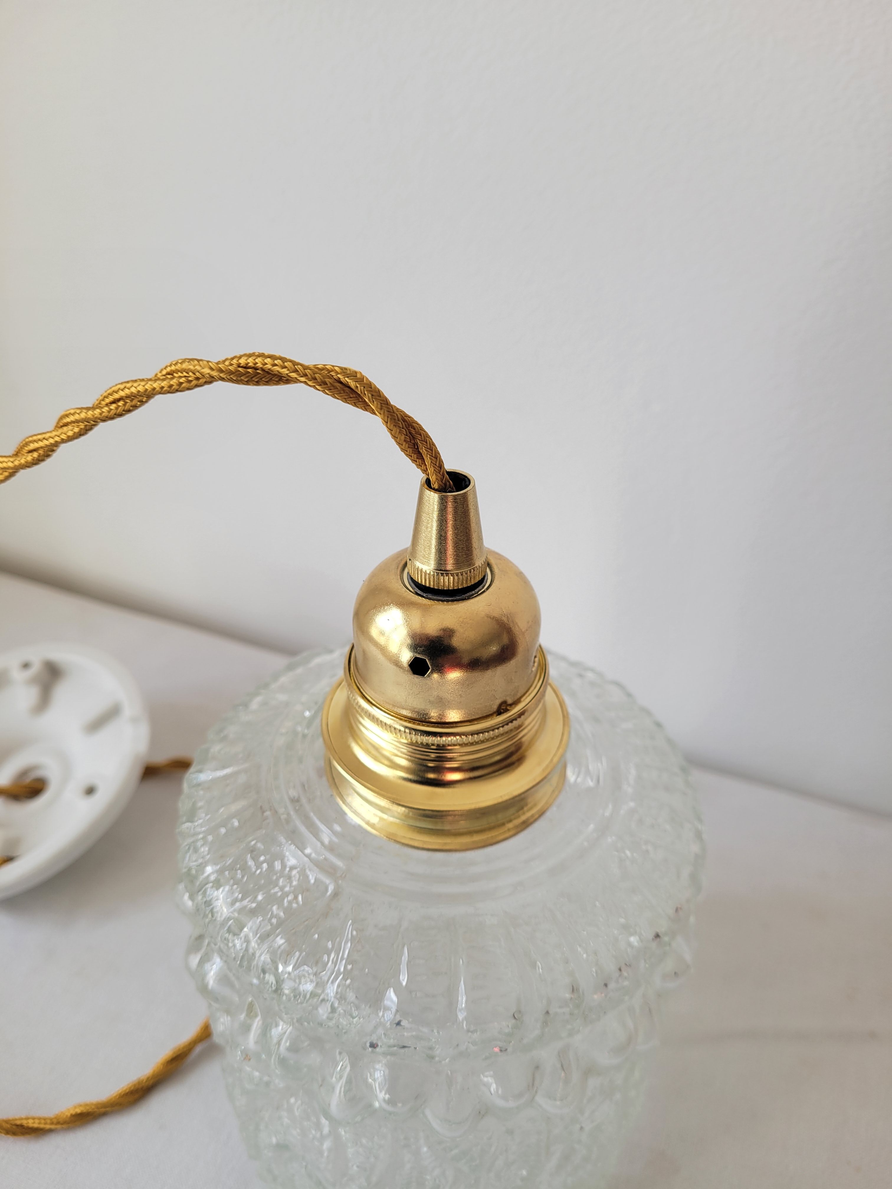 Suspension in scrambled molded glass