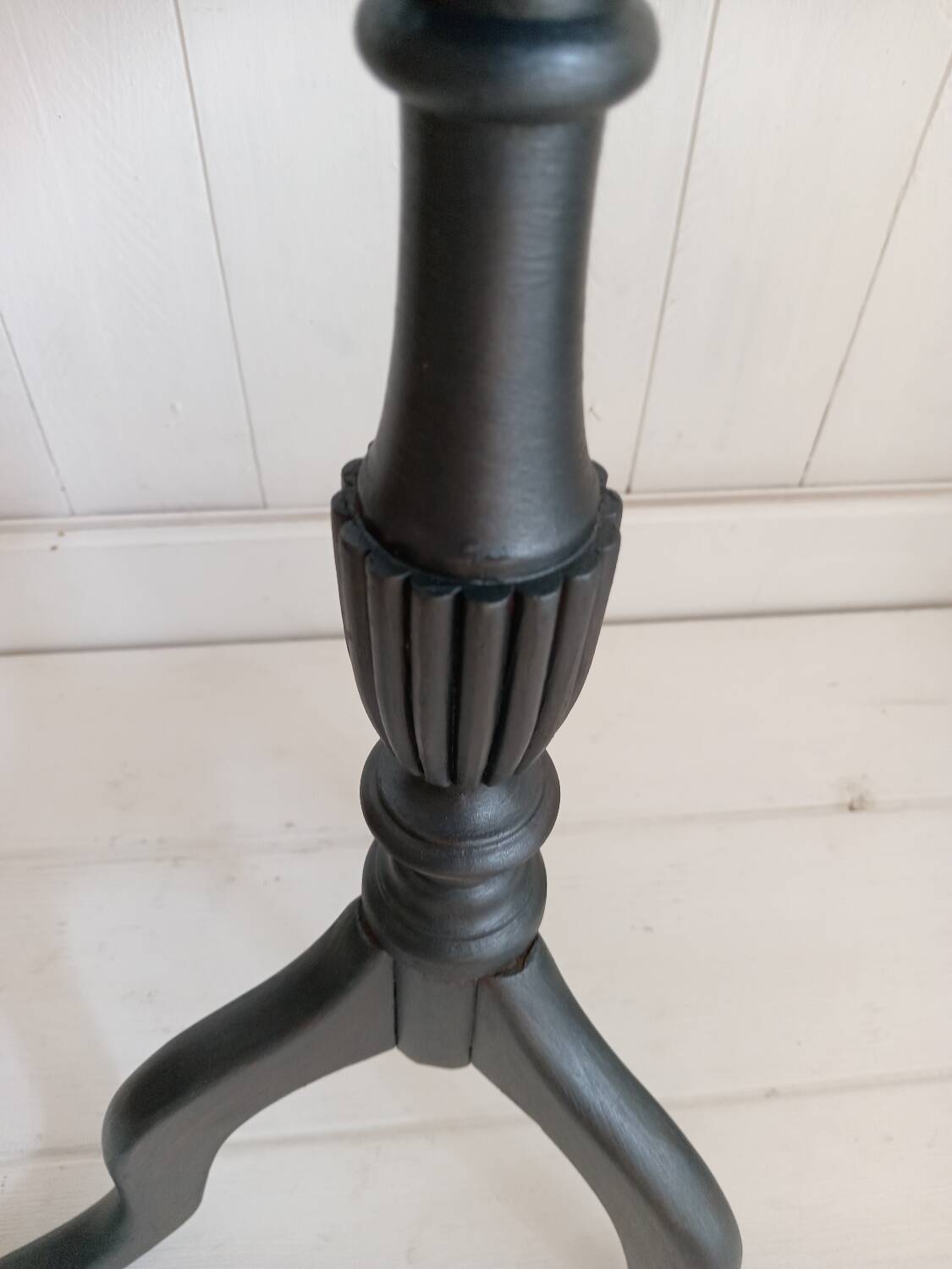 Pedestal table