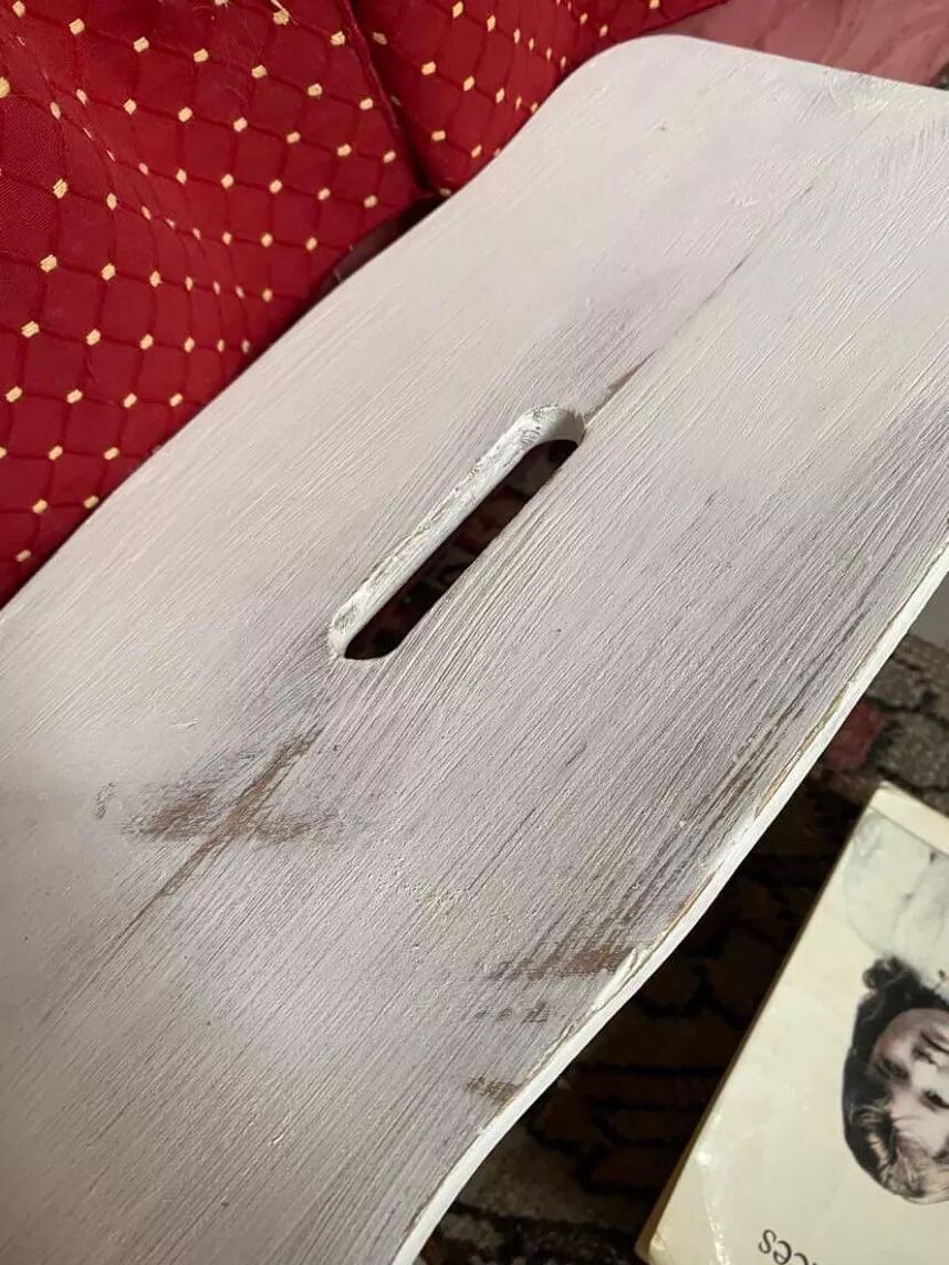 Small footrest bench, rustic, in patinated wood.