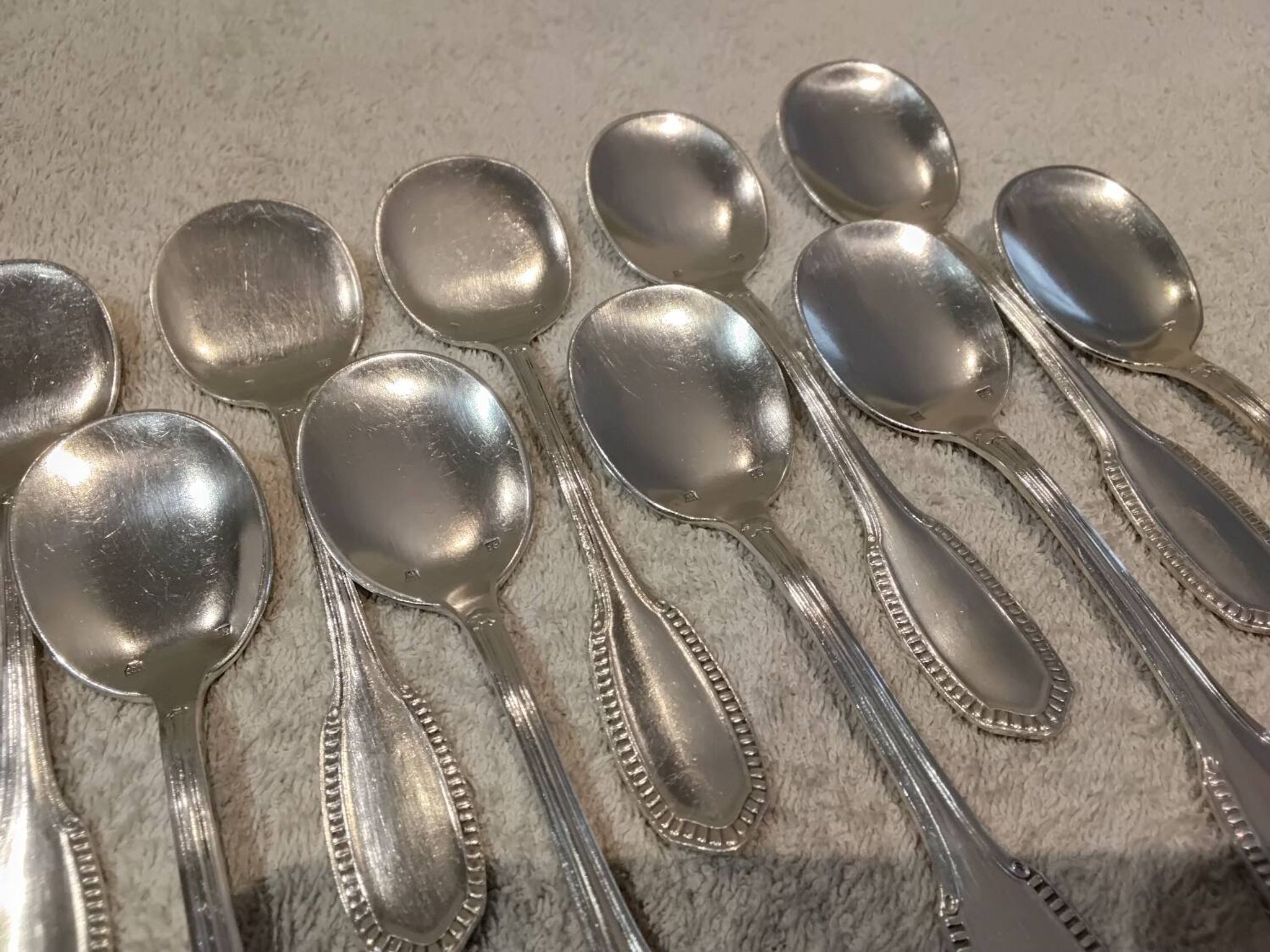 10 silver-plated metal ice scoops, silversmith Saglier Frères, gadroons
