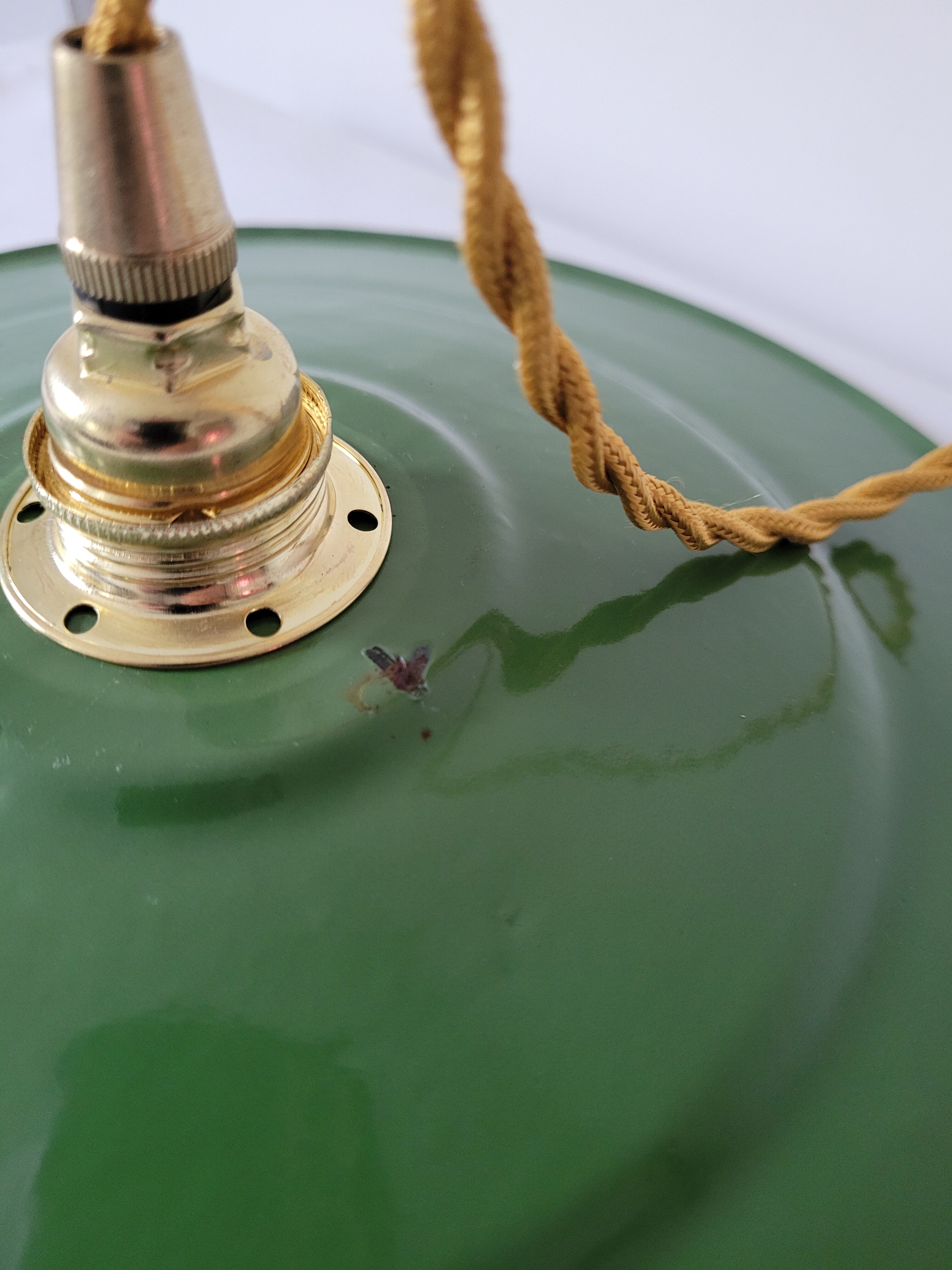 Green and white enamelled suspension