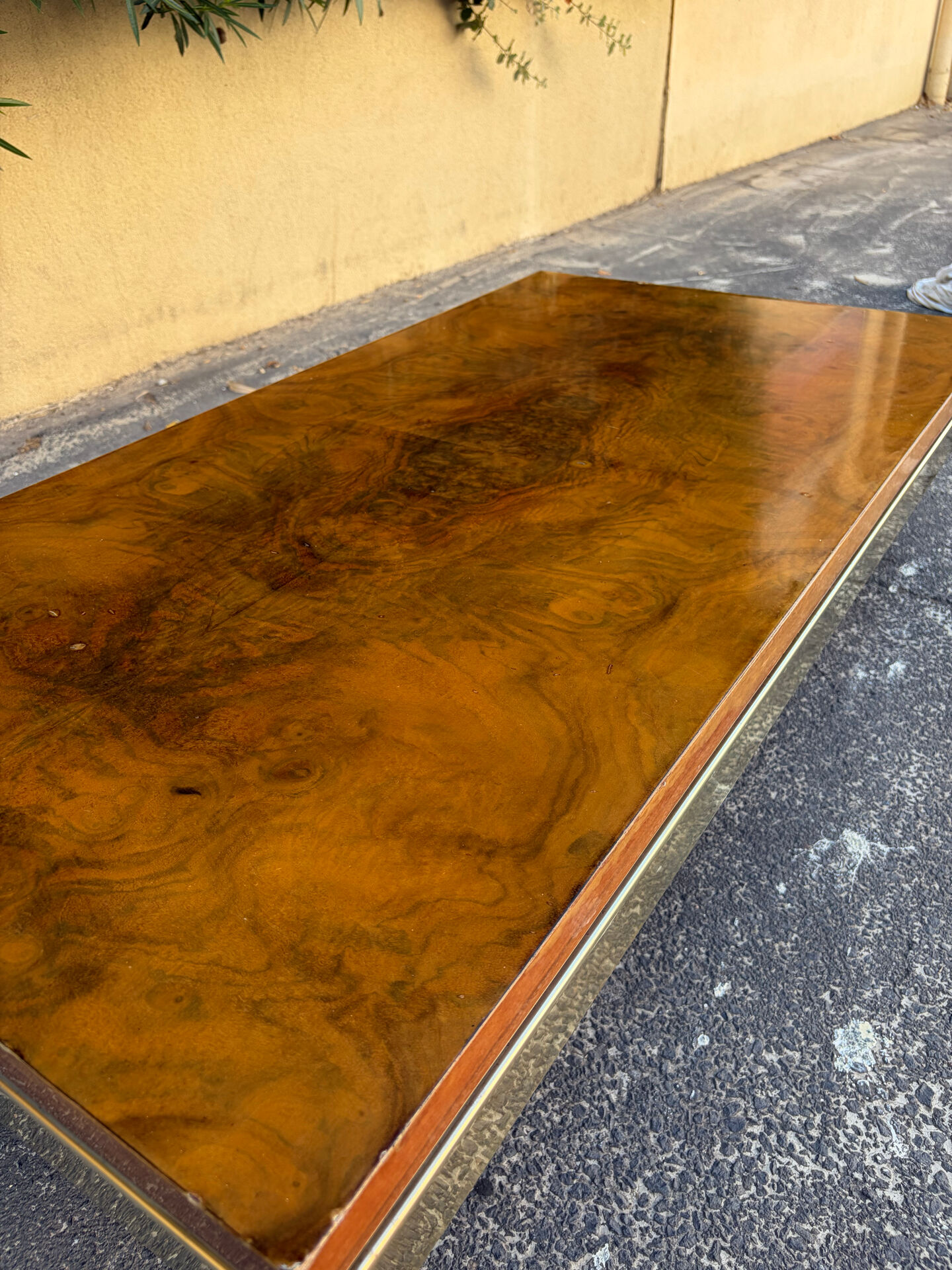 Elm burl coffee table and brass 70s Roche Bobois