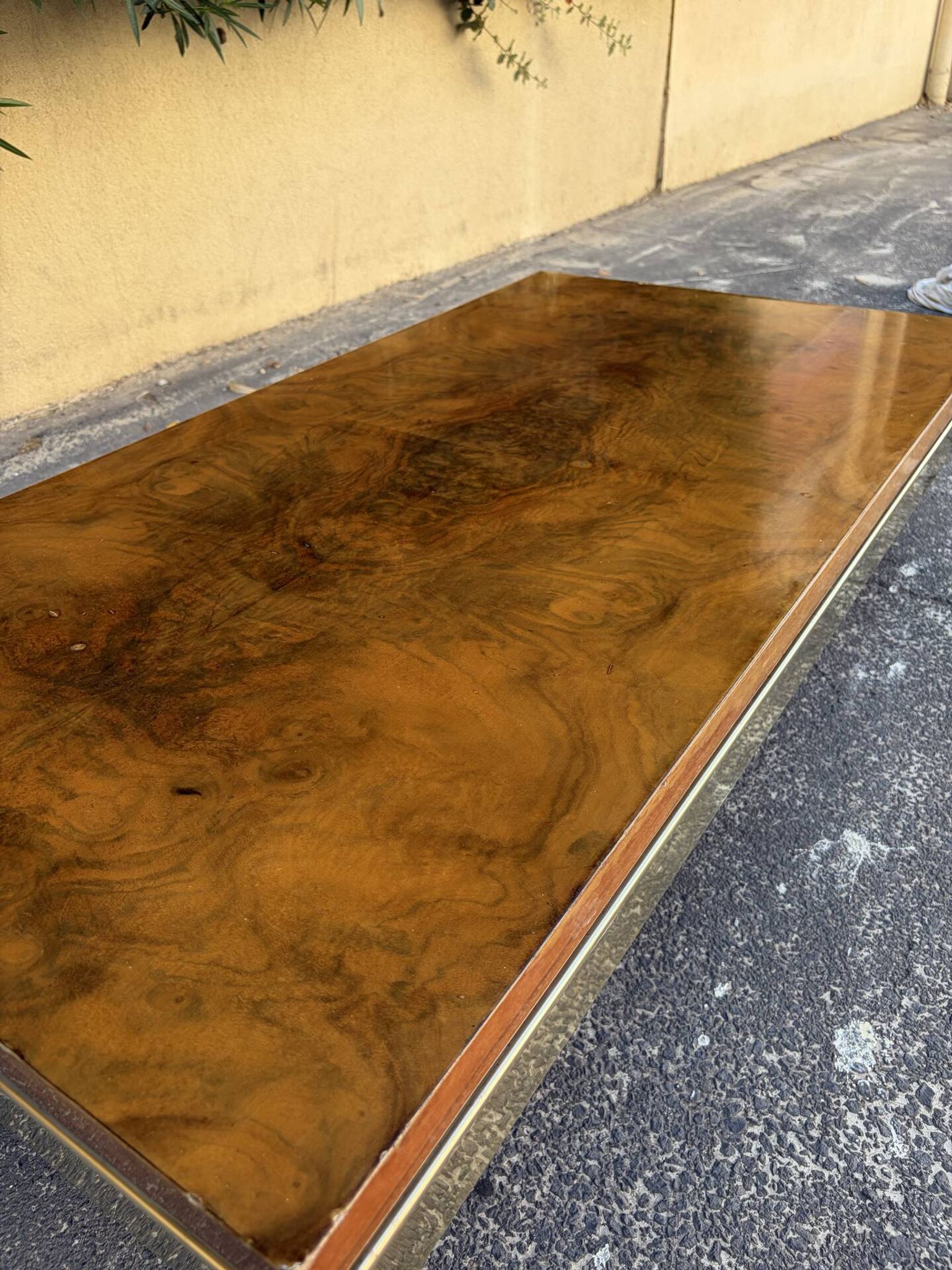 Table basse loupe d'orme et laiton 70' Roche Bobois