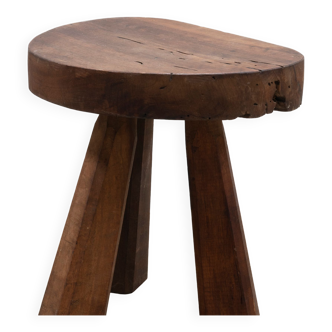 Tabouret tripode brutaliste en bois massif