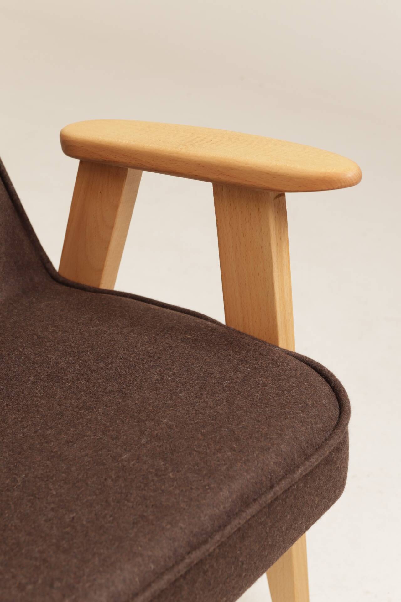 Fauteuil rétro en tissu en laine cacao, bois de hêtre naturel
