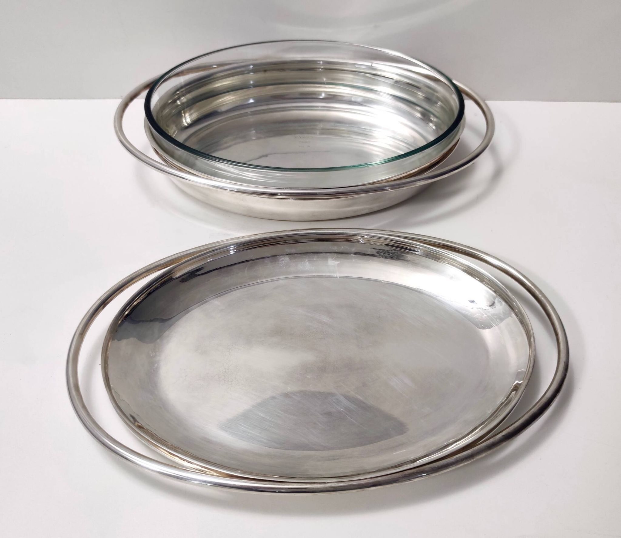 Plat à chevreuil en métal argenté avec cocotte en verre Pyrex de Sabattini, Italie
