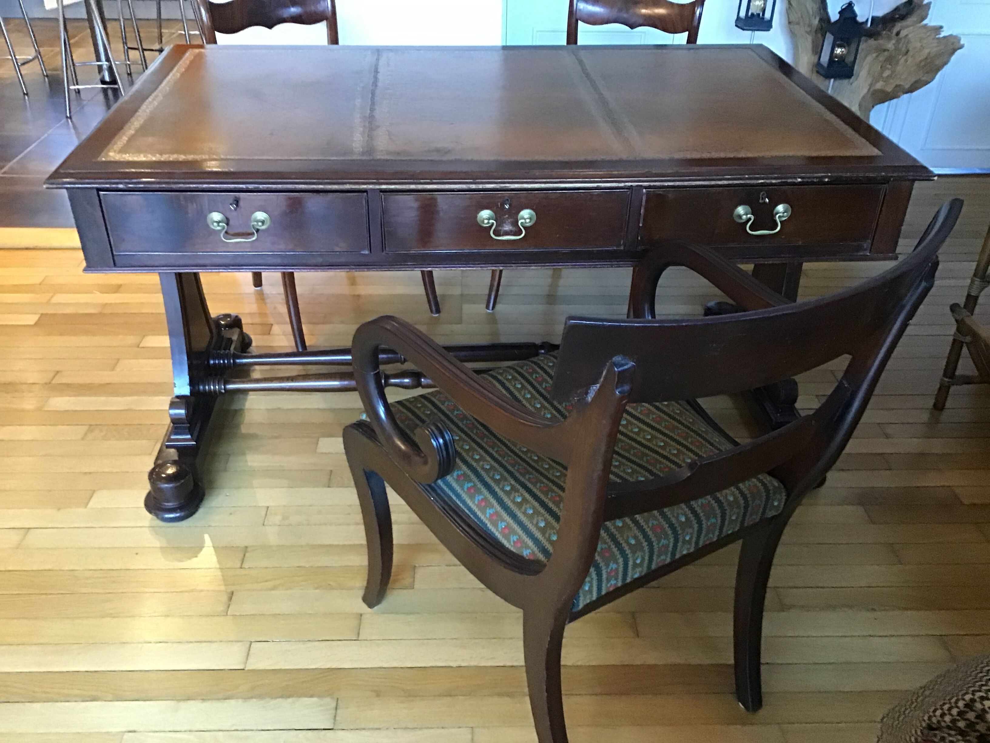 Minister's office and 3 chairs