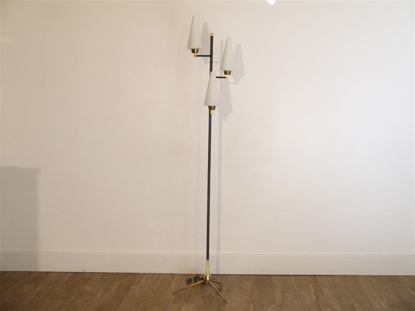 Vintage three-light floor lamp, in brass and opaline metal 1960