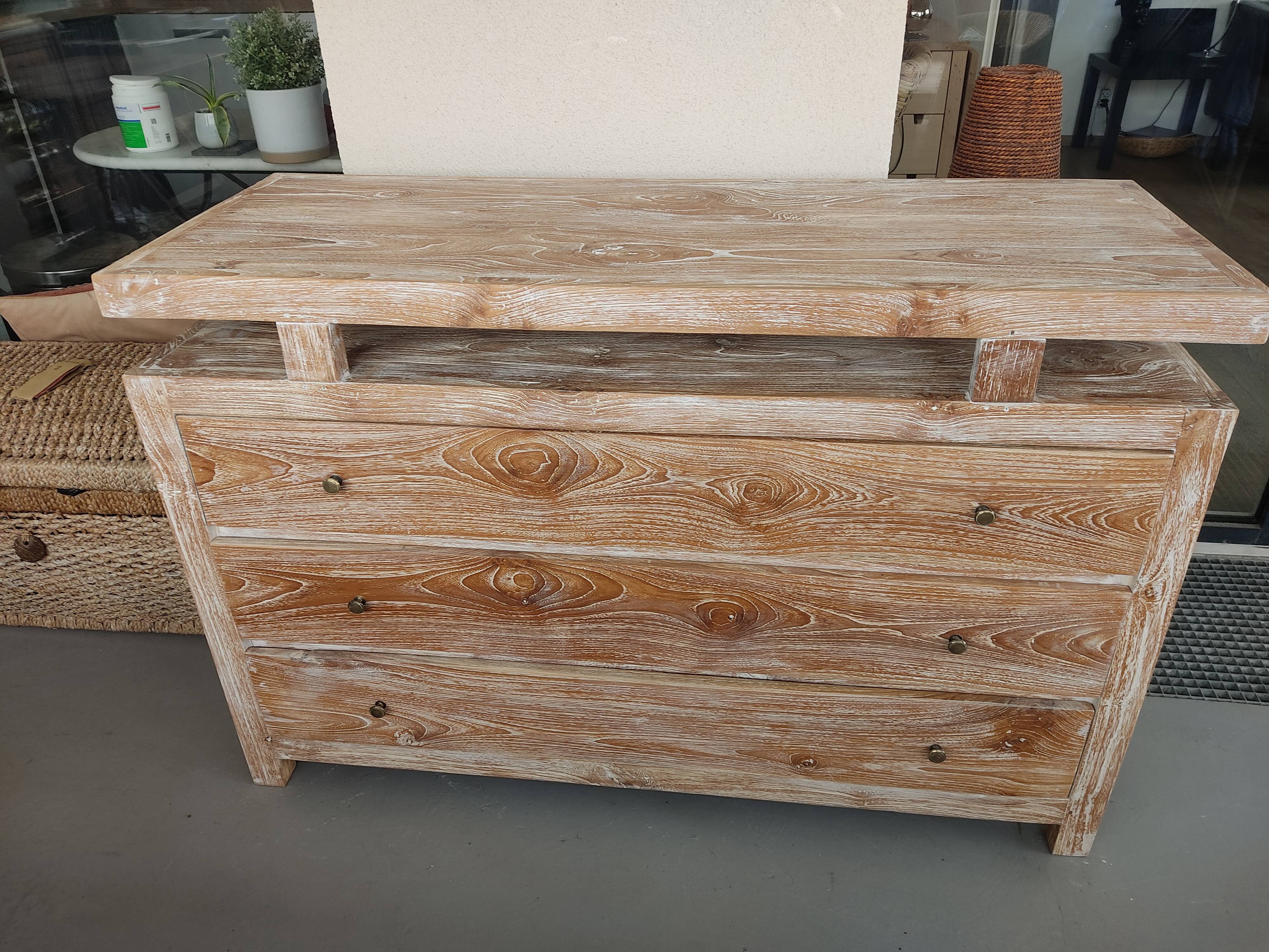 Commode en bois cérusé
