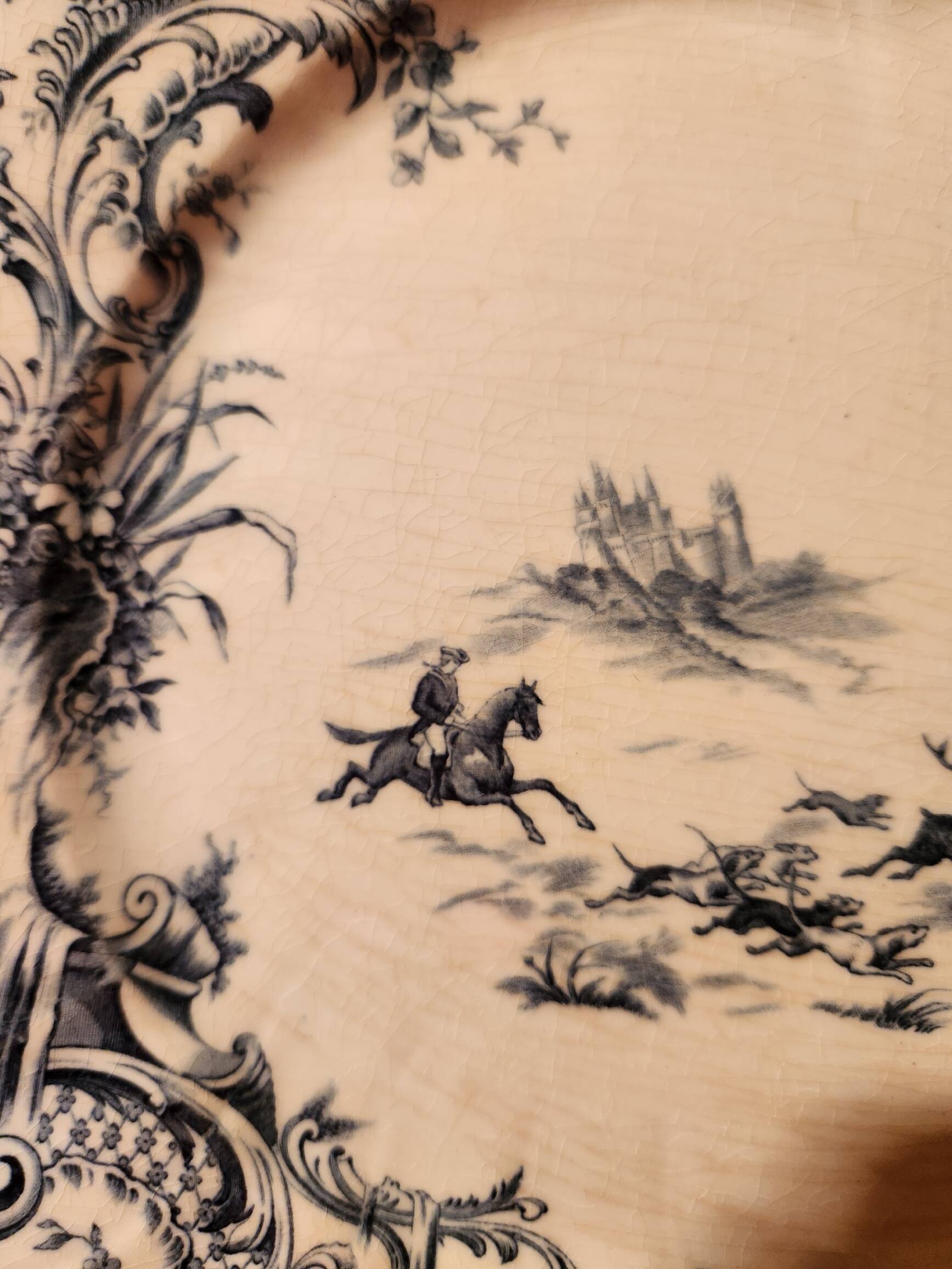 6 large Gien flat plates with hunting decor