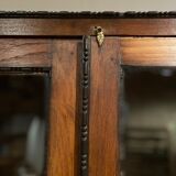 Armoire coloniale en manguier, détails laiton