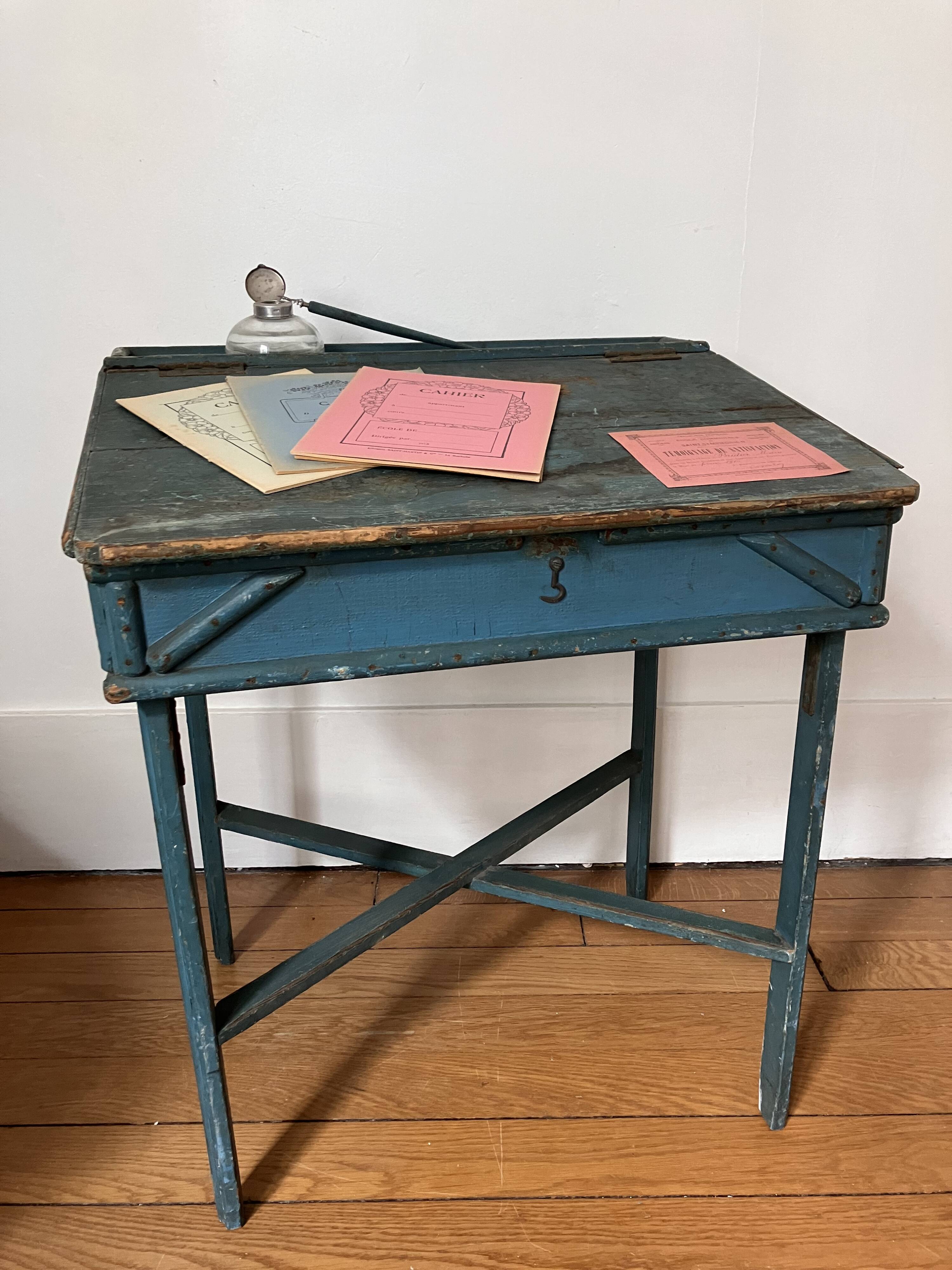 Ancien pupitre d'enfant, bureau