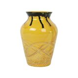 Petit vase vintage émaillé jaune orange noir motif relief 1970
