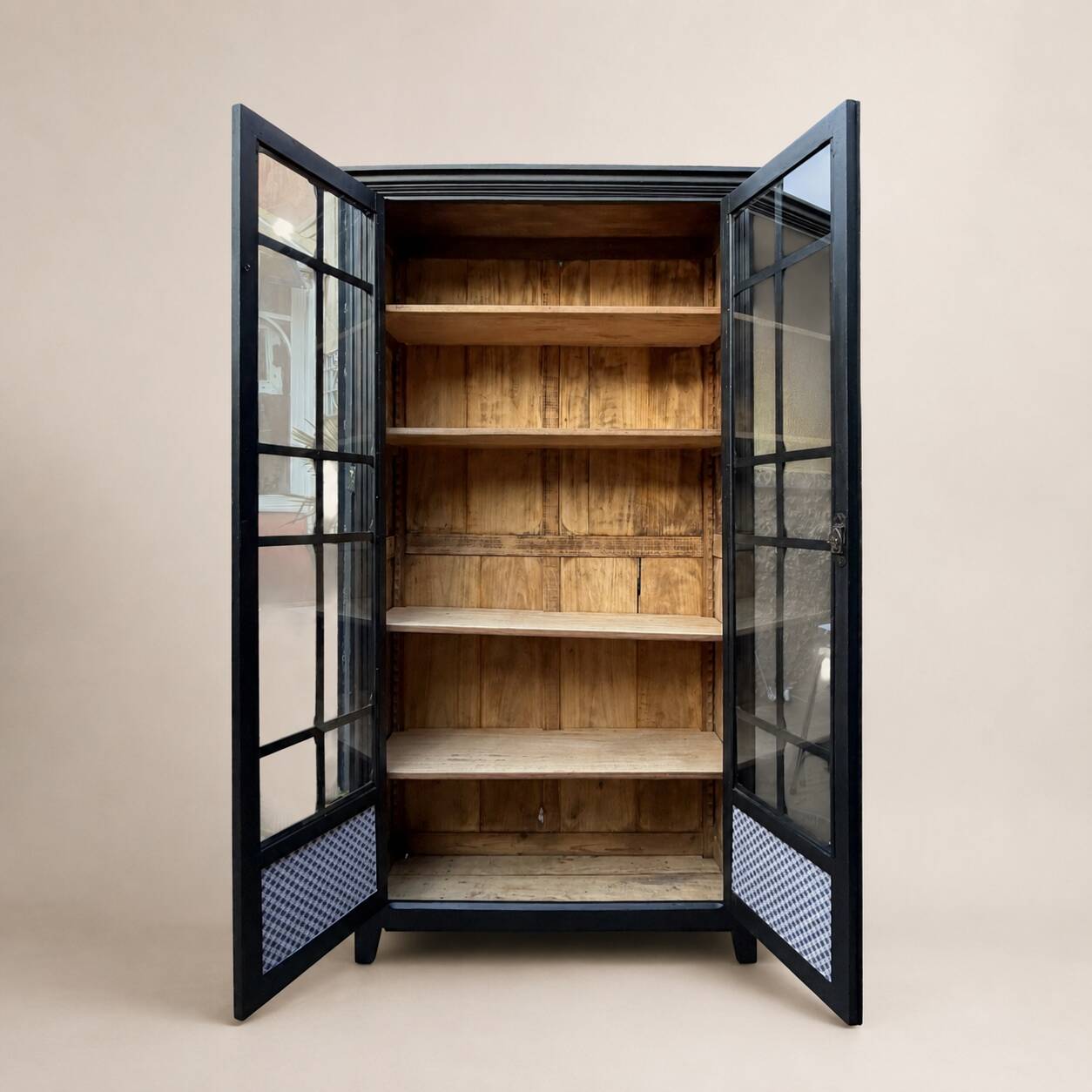Armoire parisienne noire vitrée rénovée