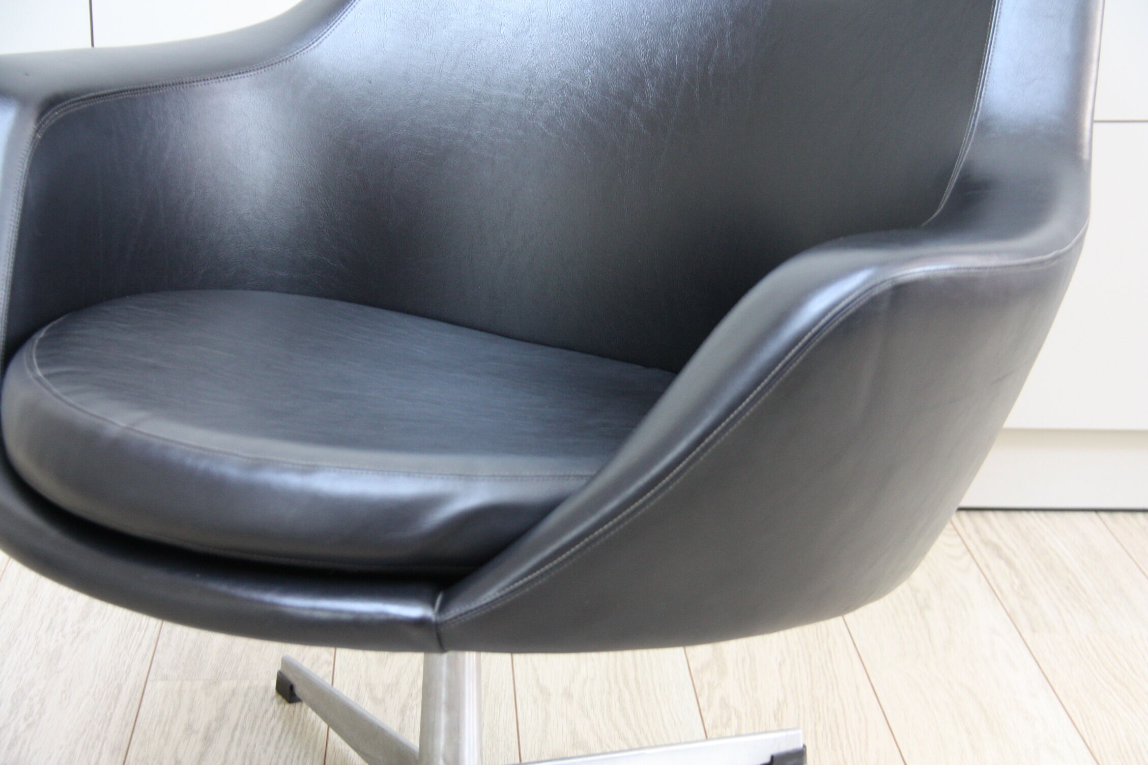 Fauteuil pivotant vintage en similicuir noir par Pastoe 60s