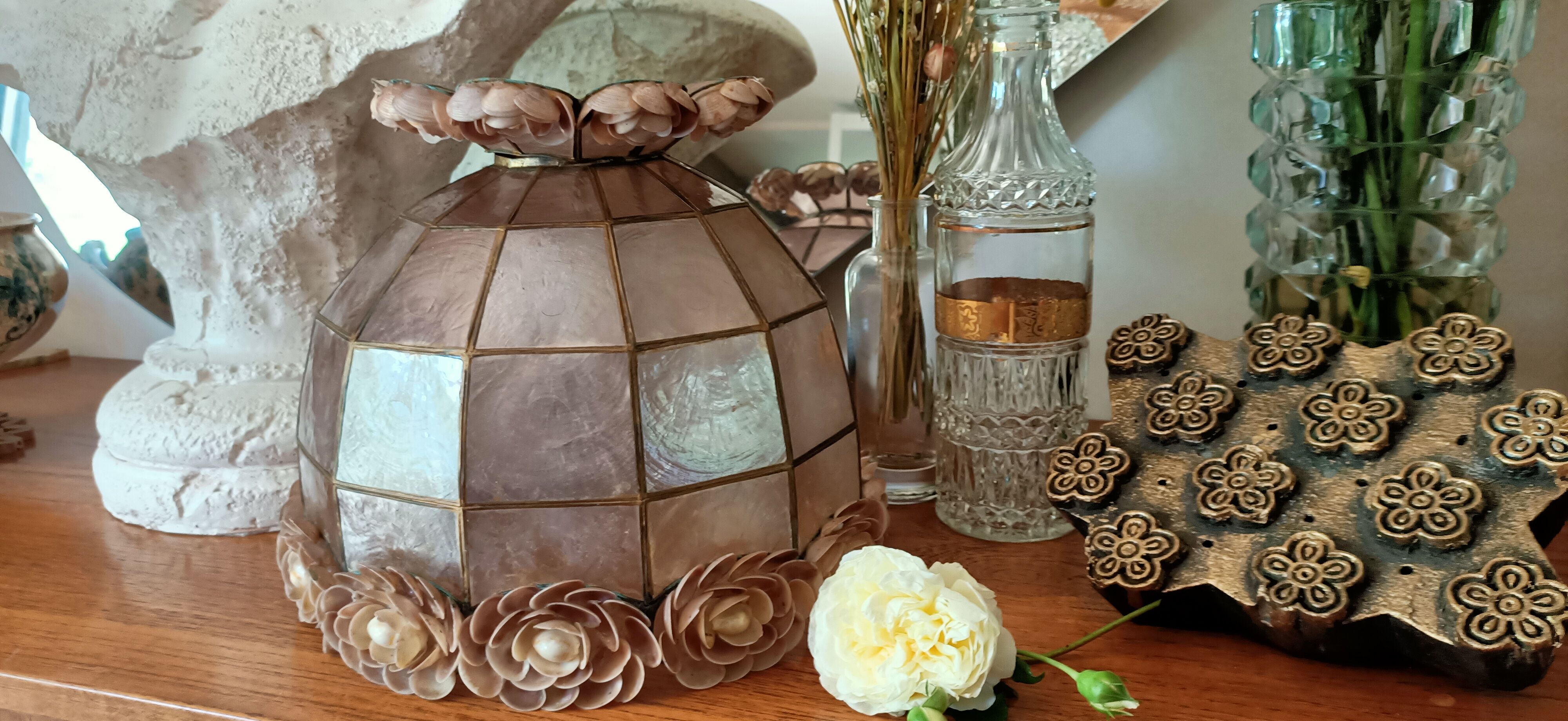 Vintage mother-of-pearl suspension