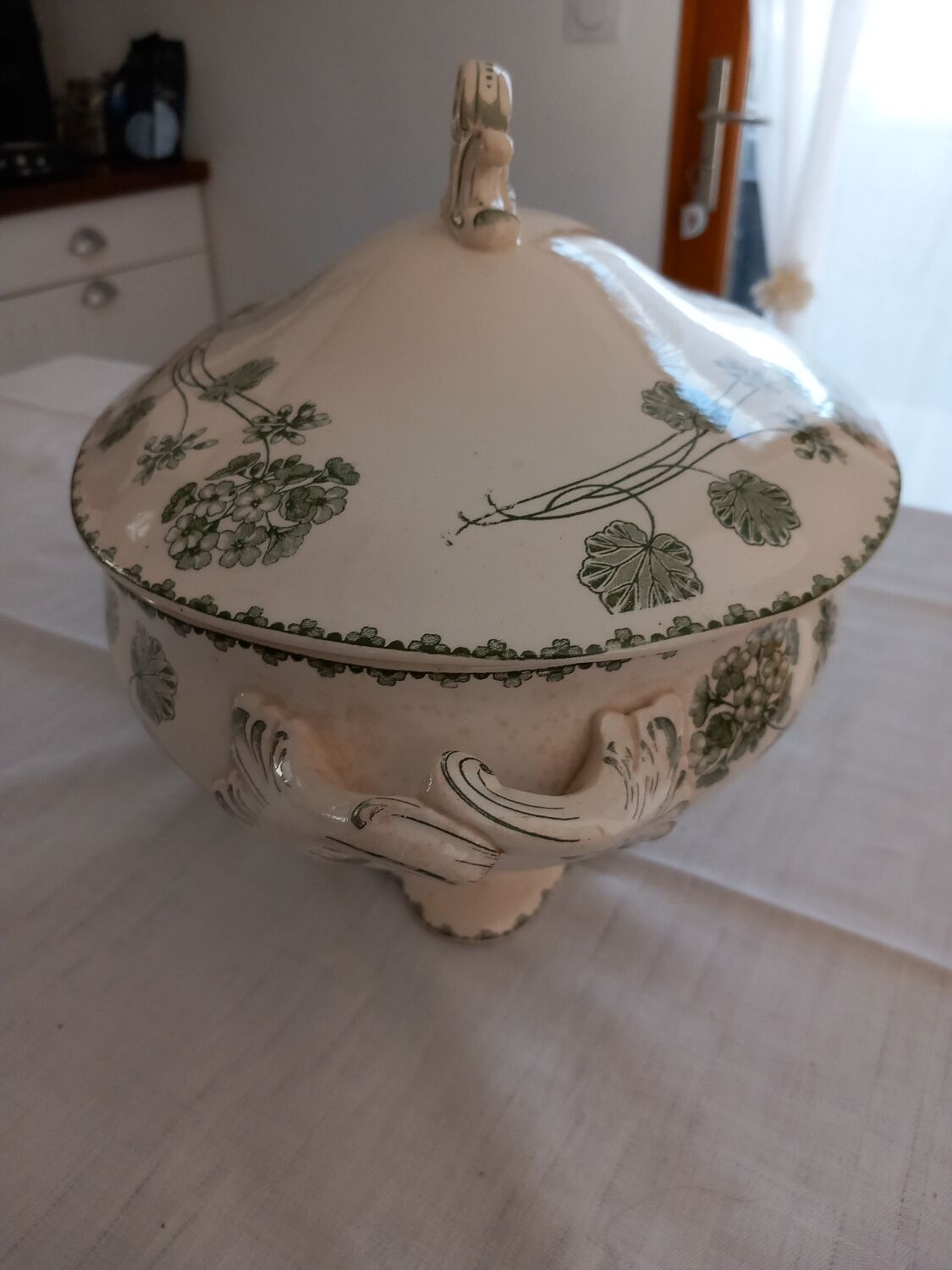 Soupière, modèle géraniums, Sarreguemines