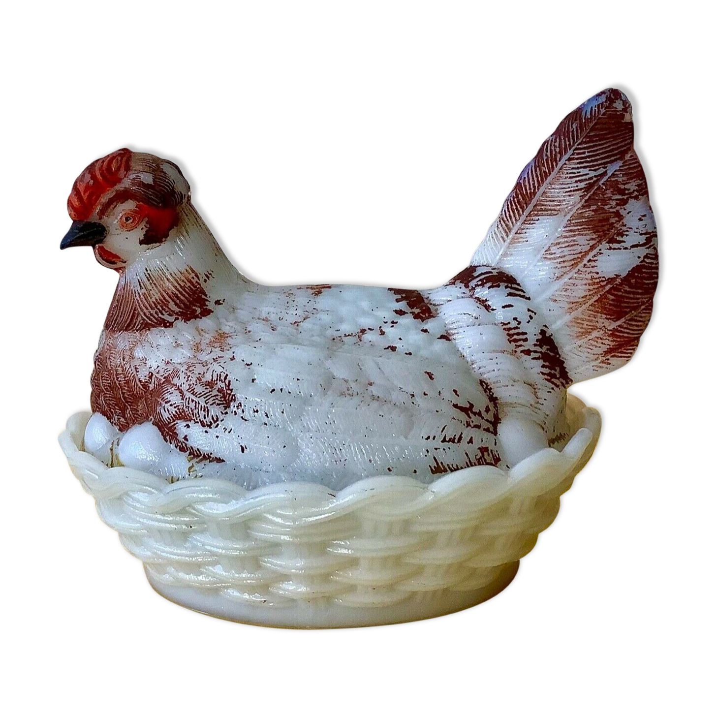 Bonbonnière poule sur son nid en opaline blanche peinte, marquée vallérysthal