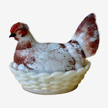 Bonbonnière poule sur son nid en opaline blanche peinte, marquée vallérysthal