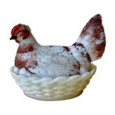 Bonbonnière poule sur son nid en opaline blanche peinte, marquée vallérysthal