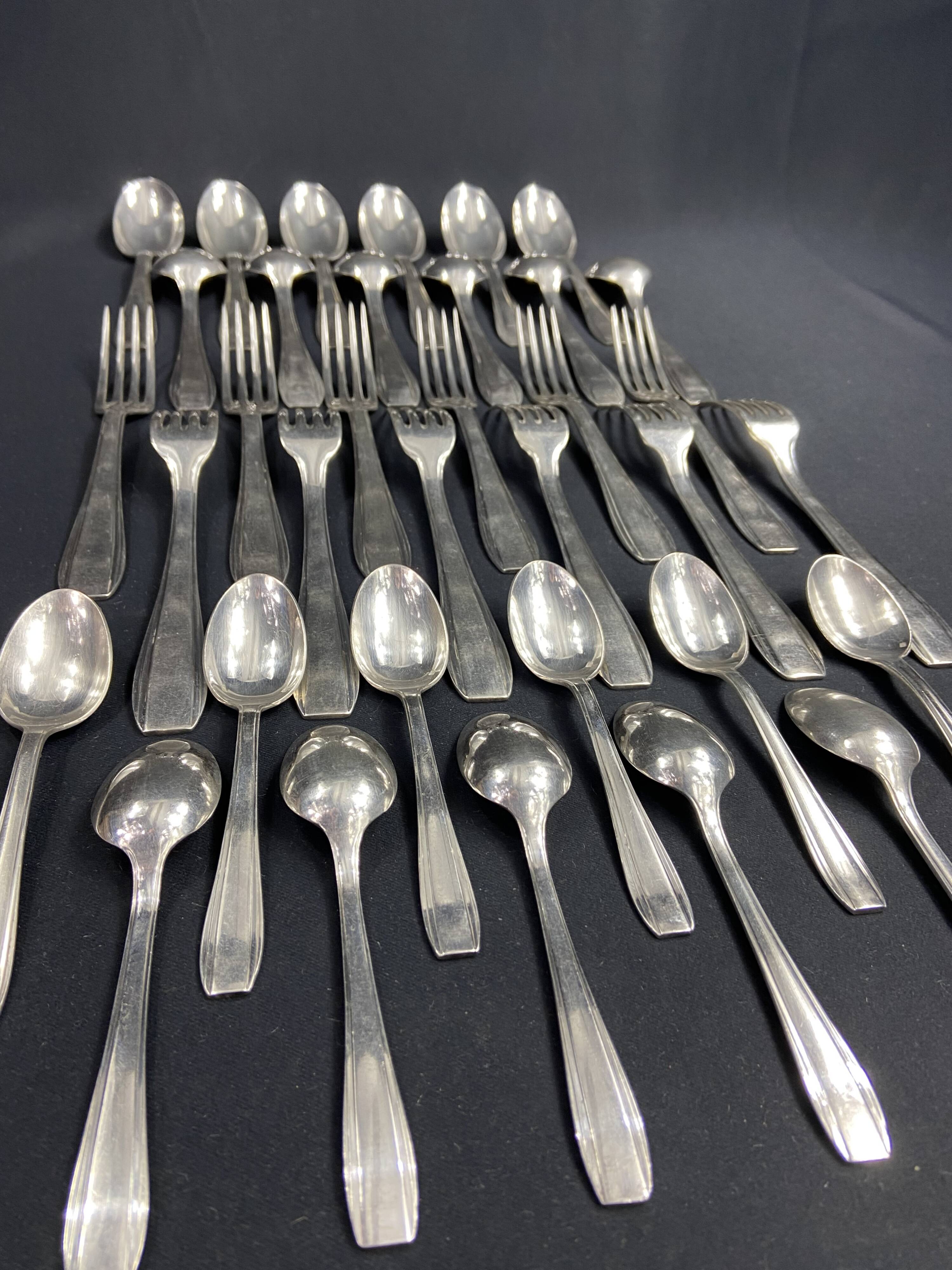 Vintage design silver metal cutlery set