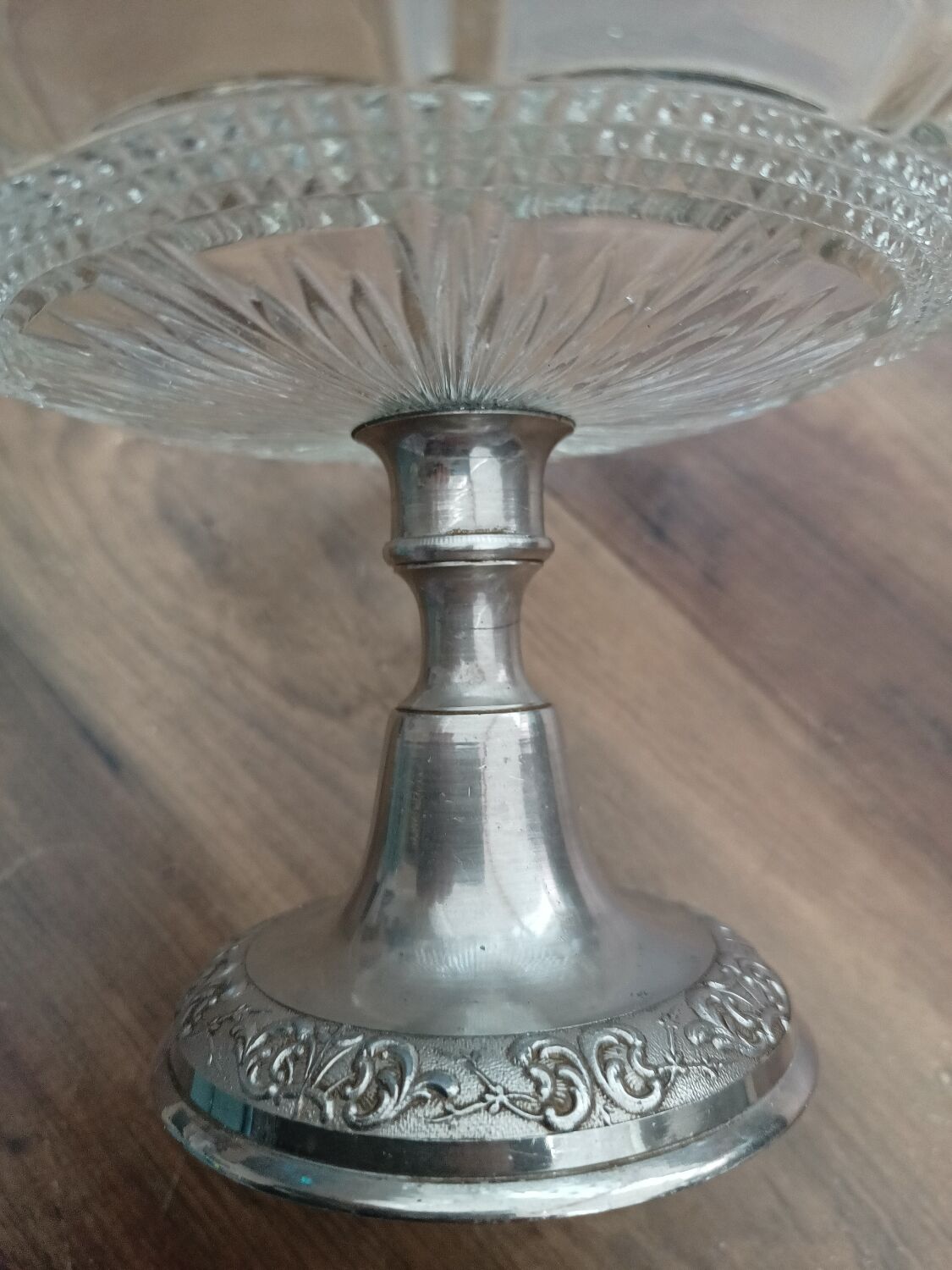 Compotier in molded glass and regulated foot