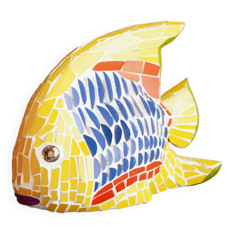 Figurine de poisson réalisée en mosaïque de style trencadis. Sculpture de poisson.