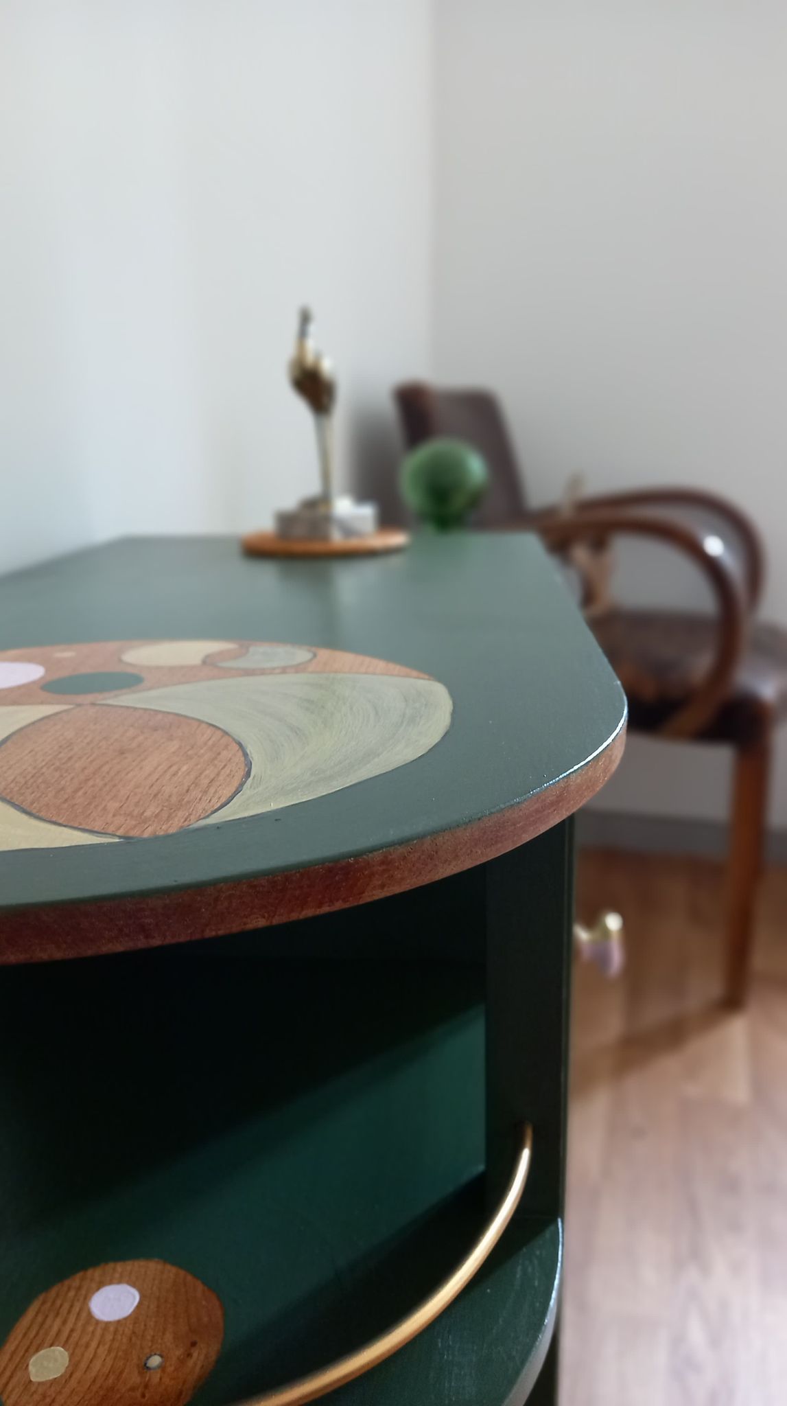 Mini artdeco bar on roulette