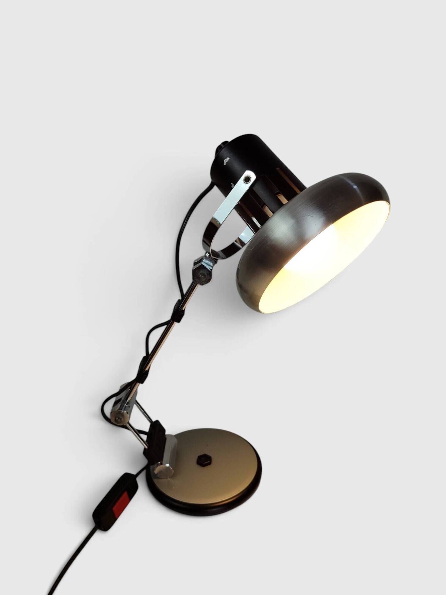 Modernist articulated desk lamp