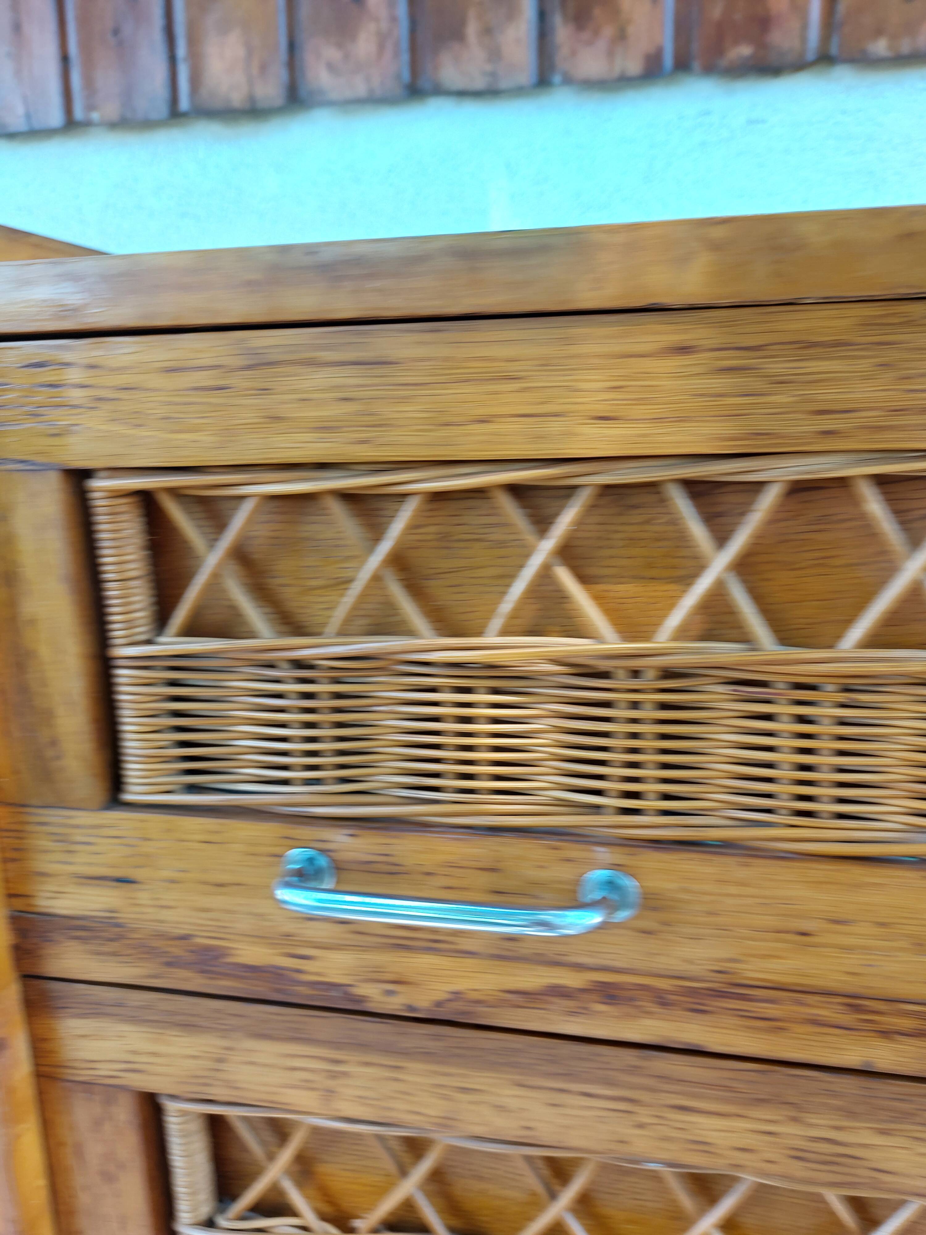 Commode vintage pieds compas en bois massif et osier