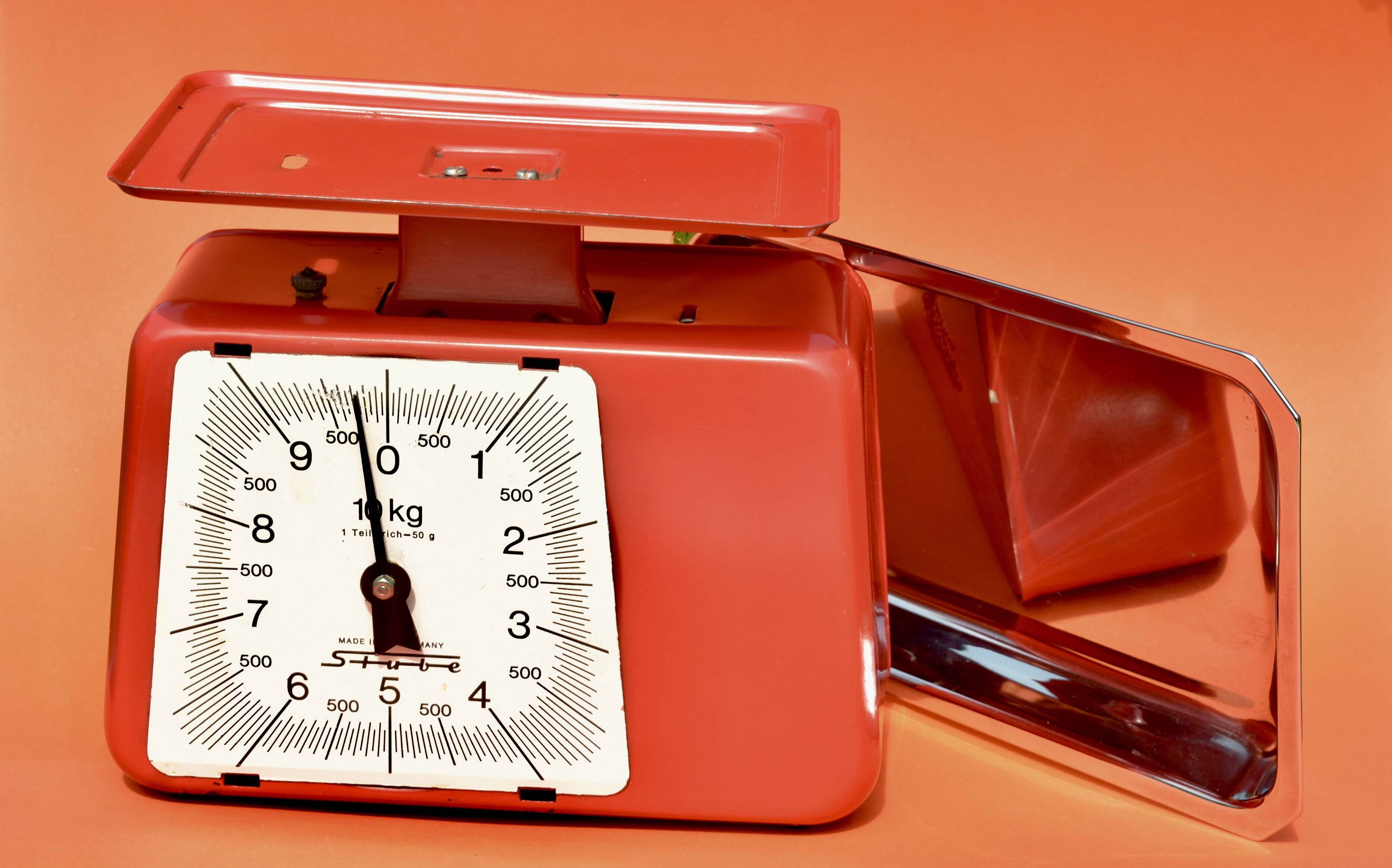 Stube - vintage household scale in red painted metal - force 10
