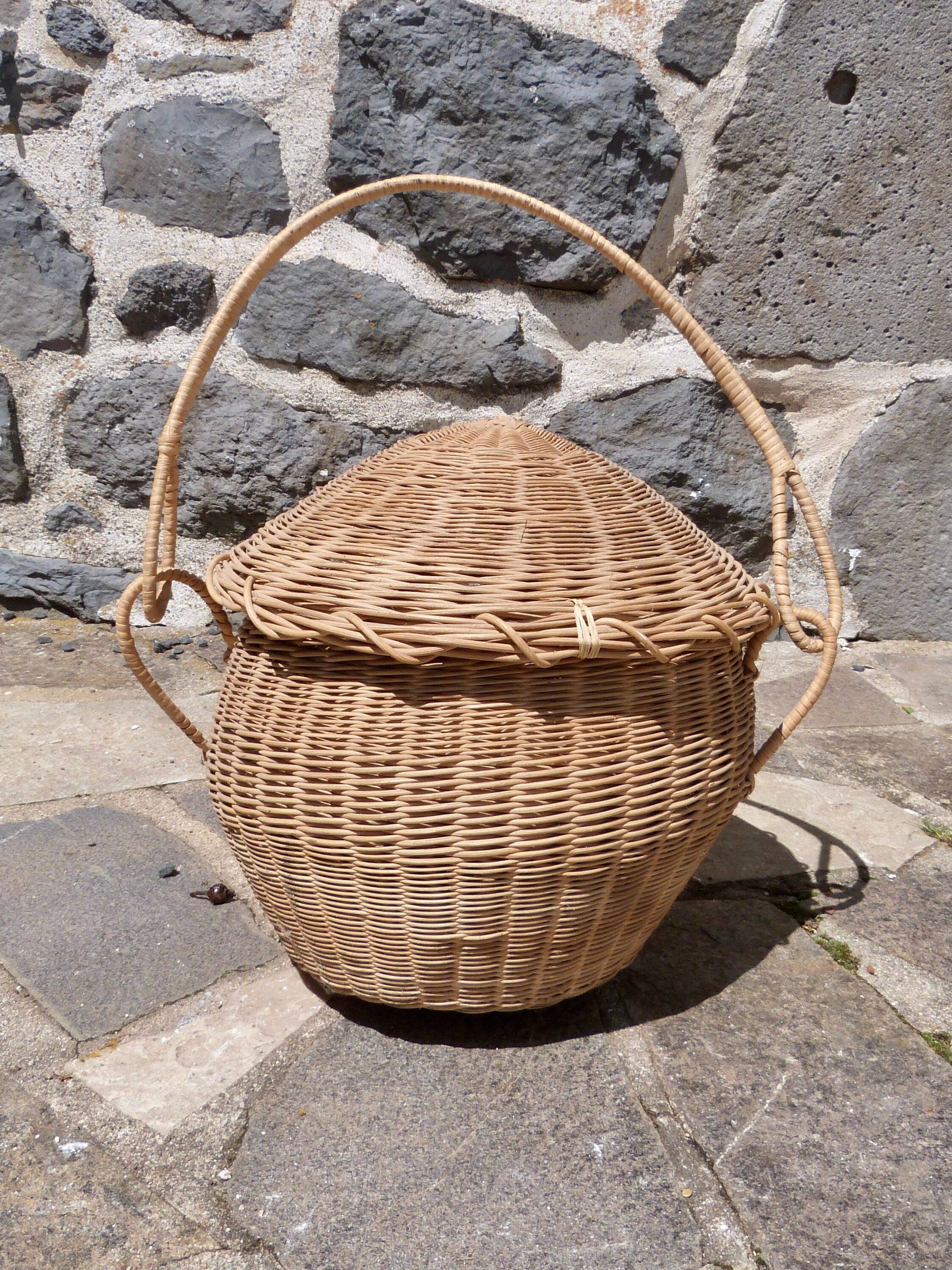 Round wicker basket with lid