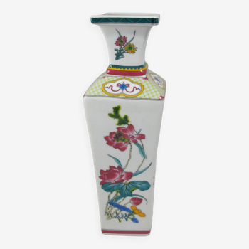 small famille rose vase in Chinese porcelain China